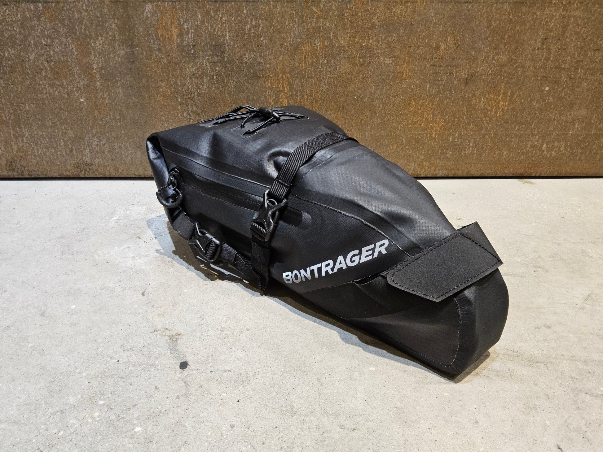 Taschen & Rucksäcke von Bontrager, BONTRAGER ADVENTURE SATTELTASCHE / 9 LITER vor USEDBIKES - OB.DE Hintergrund
