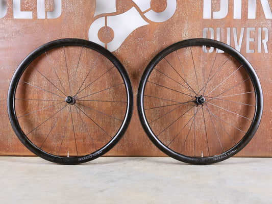 Laufrad/Laufradsatz von Bontrager, BONTRAGER AEOLUS 3 TLR D3 CARBON LAUFRAD – FELGENBREMSE – 700C (VR / HR) vor USEDBIKES - OB.DE Hintergrund