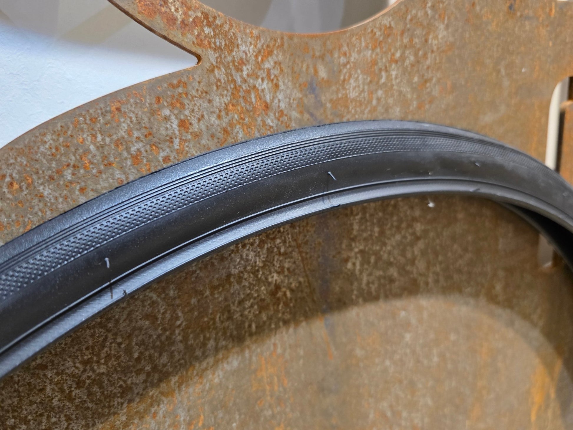 Reifen von Bontrager, BONTRAGER AEOLUS COMP RENNRADREIFEN 700C X 28MM vor USEDBIKES - OB.DE Hintergrund