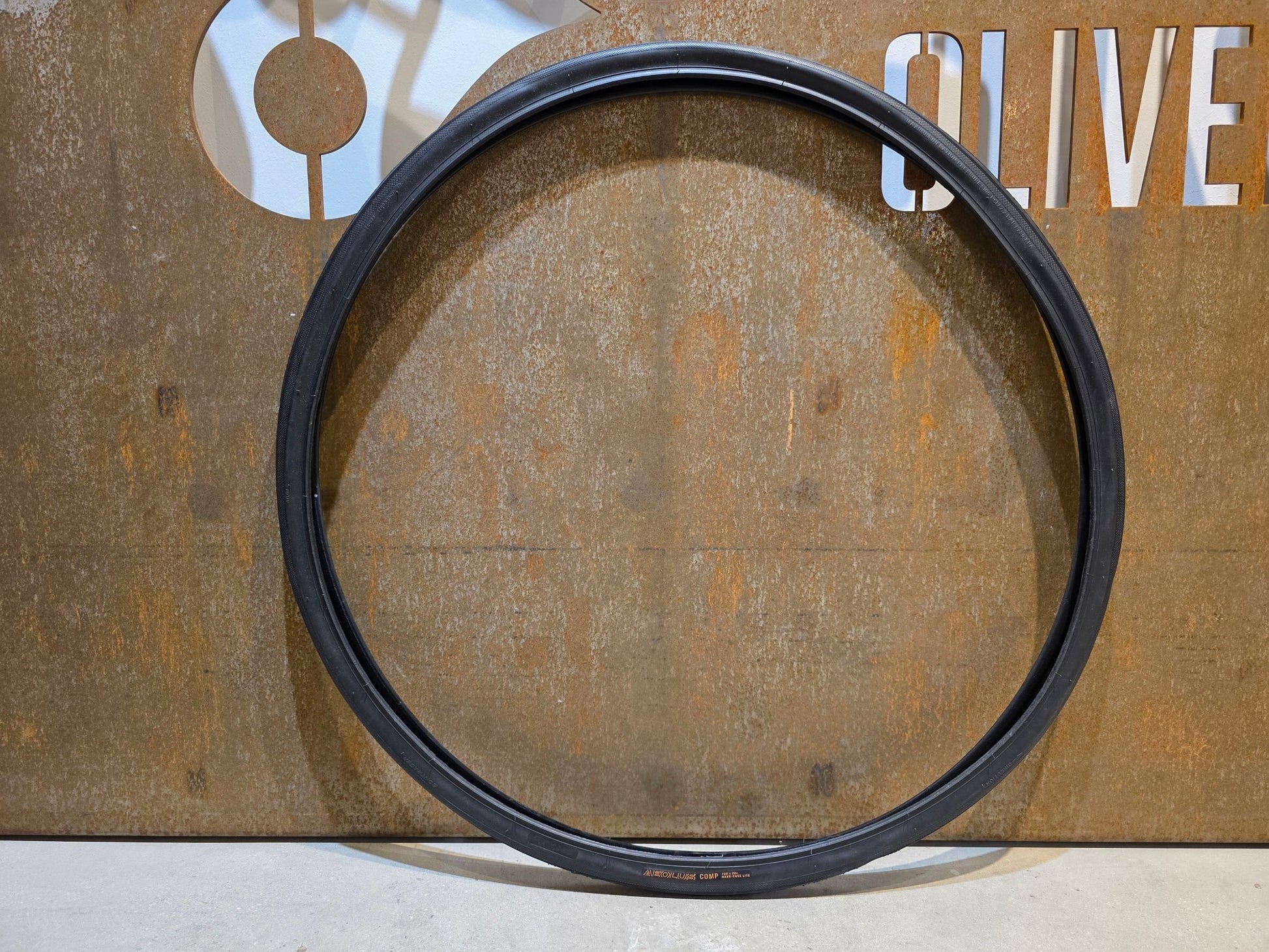 Reifen von Bontrager, BONTRAGER AEOLUS COMP RENNRADREIFEN 700C X 28MM vor USEDBIKES - OB.DE Hintergrund