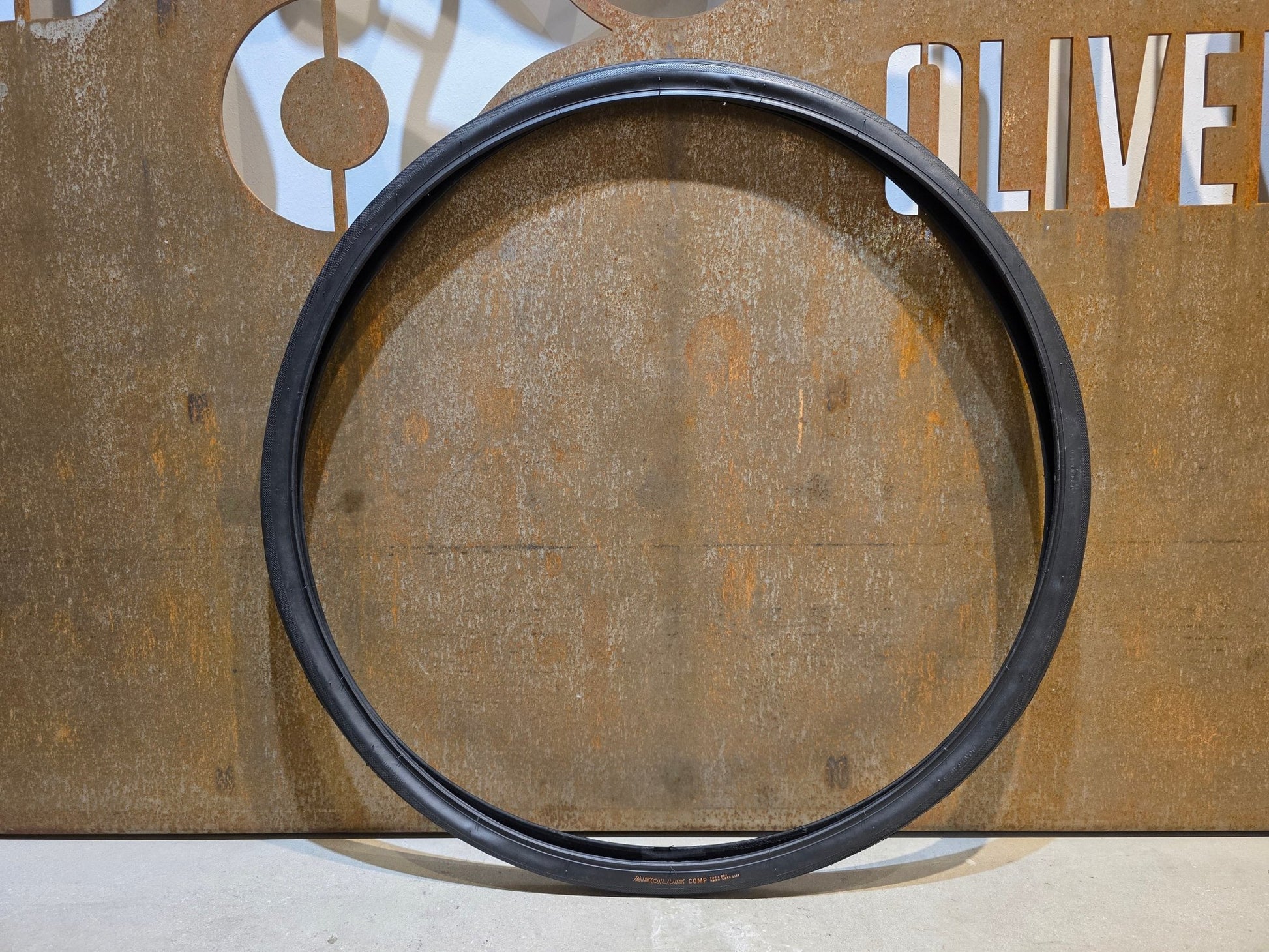 Reifen von Bontrager, BONTRAGER AEOLUS COMP RENNRADREIFEN 700C X 28MM vor USEDBIKES - OB.DE Hintergrund