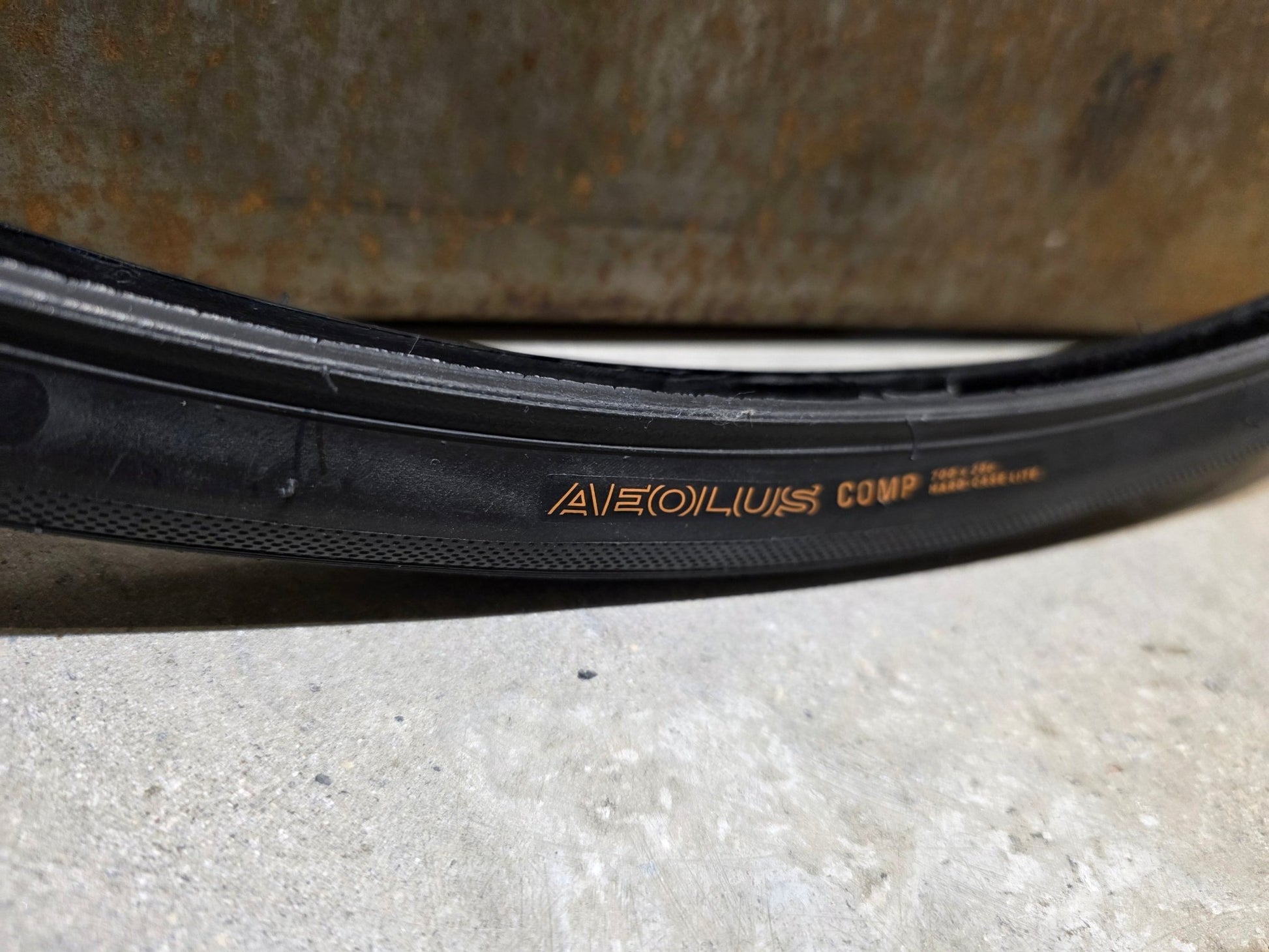 Reifen von Bontrager, BONTRAGER AEOLUS COMP RENNRADREIFEN 700C X 28MM vor USEDBIKES - OB.DE Hintergrund