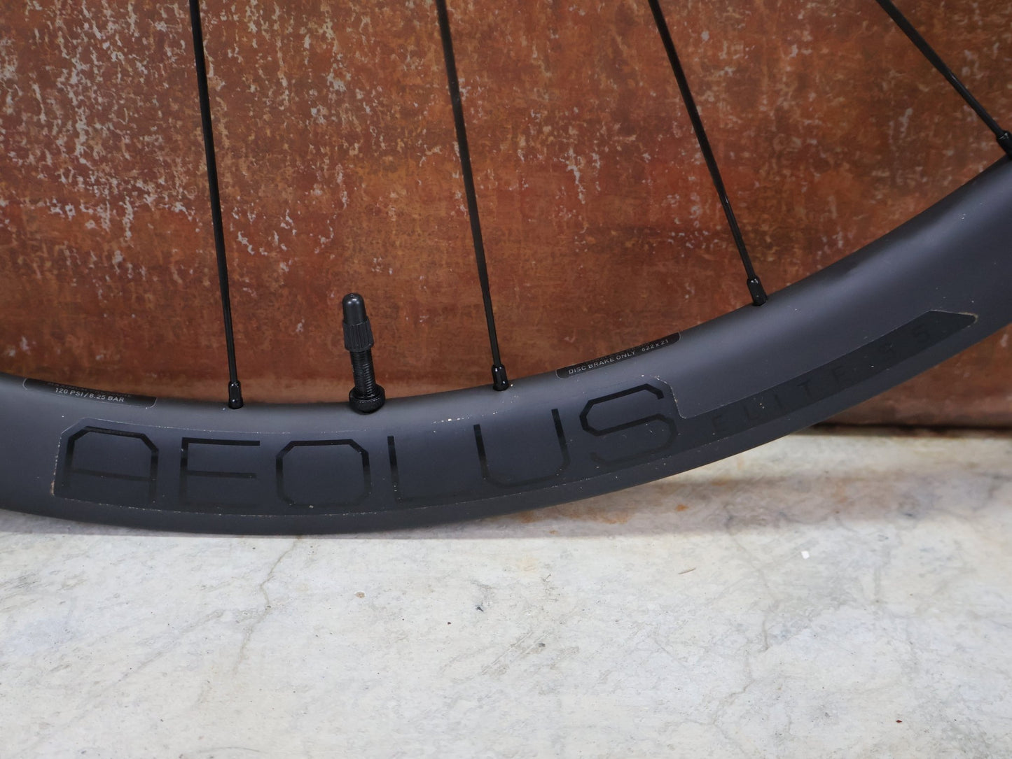 Laufrad/Laufradsatz von Bontrager, BONTRAGER AEOLUS ELITE 35 TLR LAUFRADSATZ DISC vor USEDBIKES - OB.DE Hintergrund