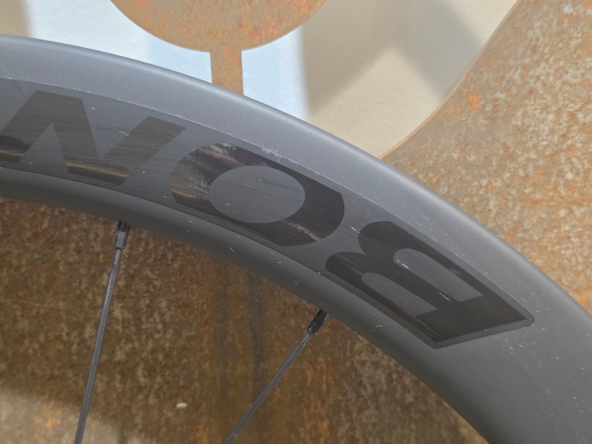 Laufrad/Laufradsatz von Bontrager, BONTRAGER AEOLUS ELITE 50 TLR LAUFRADSATZ DISC vor USEDBIKES - OB.DE Hintergrund