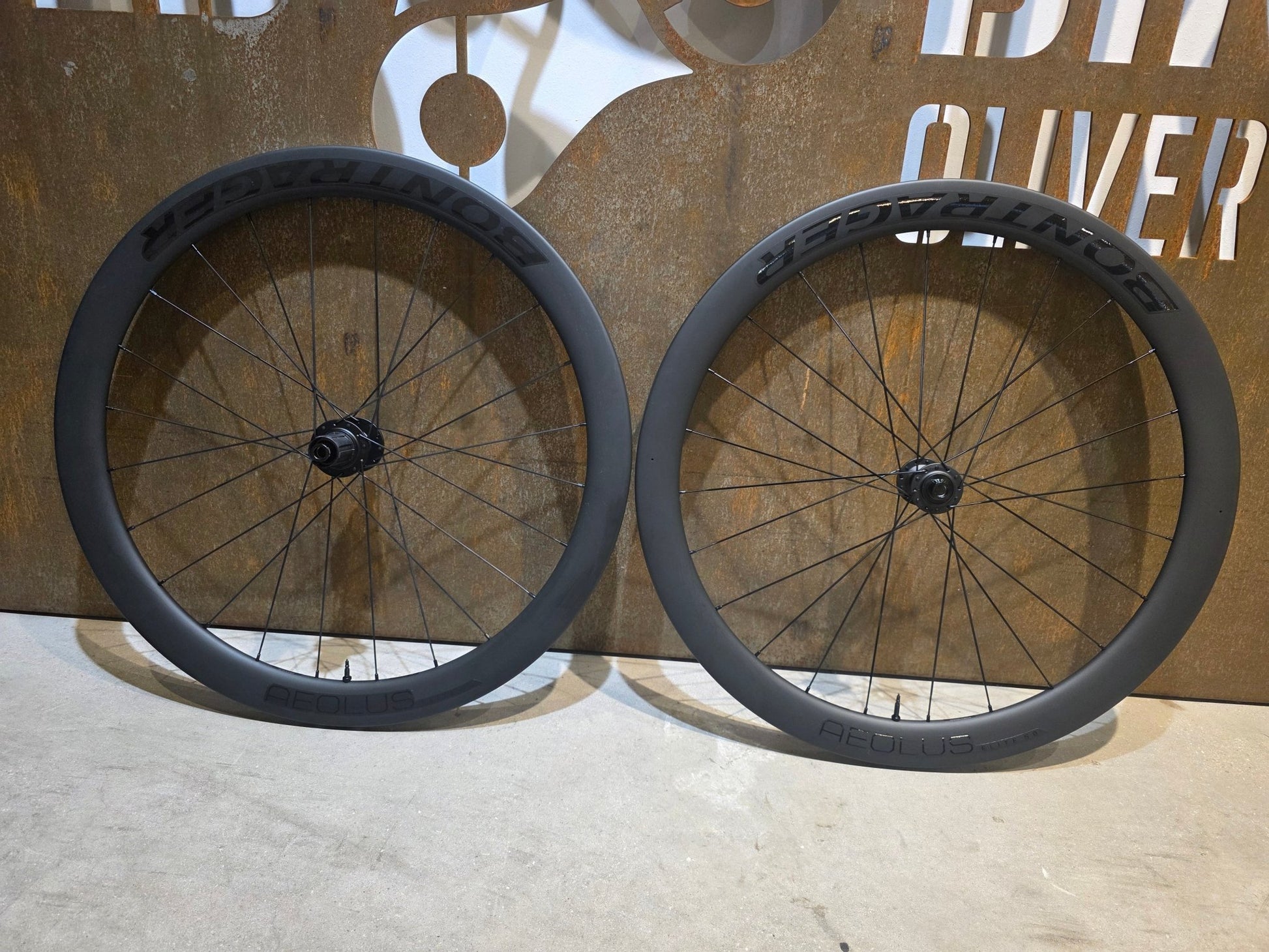 Laufrad/Laufradsatz von Bontrager, BONTRAGER AEOLUS ELITE 50 TLR LAUFRADSATZ DISC vor USEDBIKES - OB.DE Hintergrund