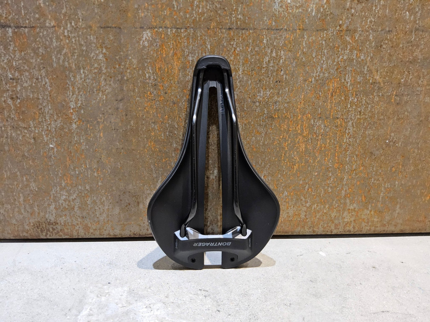 Sattel von Bontrager, BONTRAGER AEOLUS ELITE SATTEL 145MM vor USEDBIKES - OB.DE Hintergrund