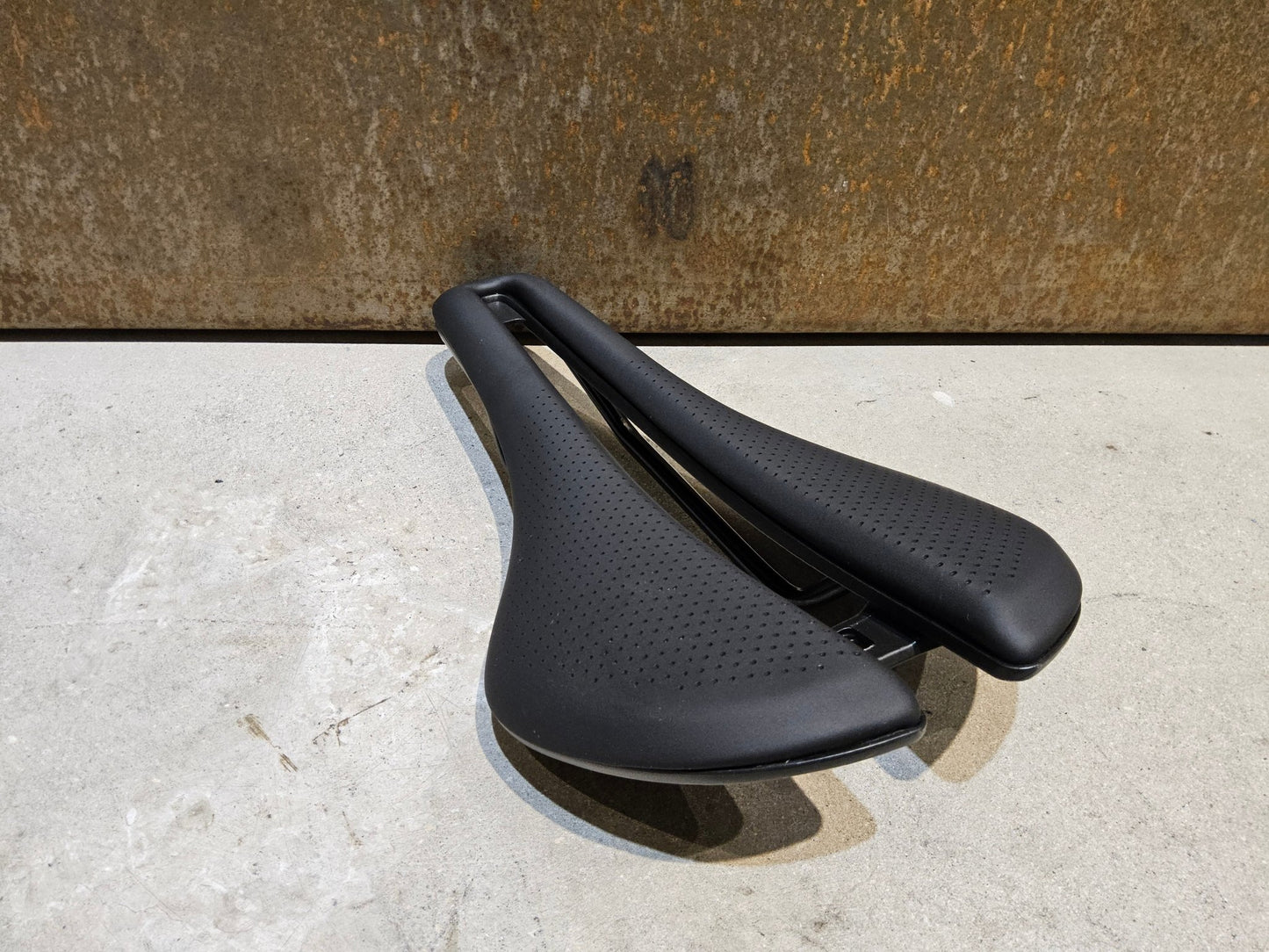 Sattel von Bontrager, BONTRAGER AEOLUS ELITE SATTEL 145MM vor USEDBIKES - OB.DE Hintergrund