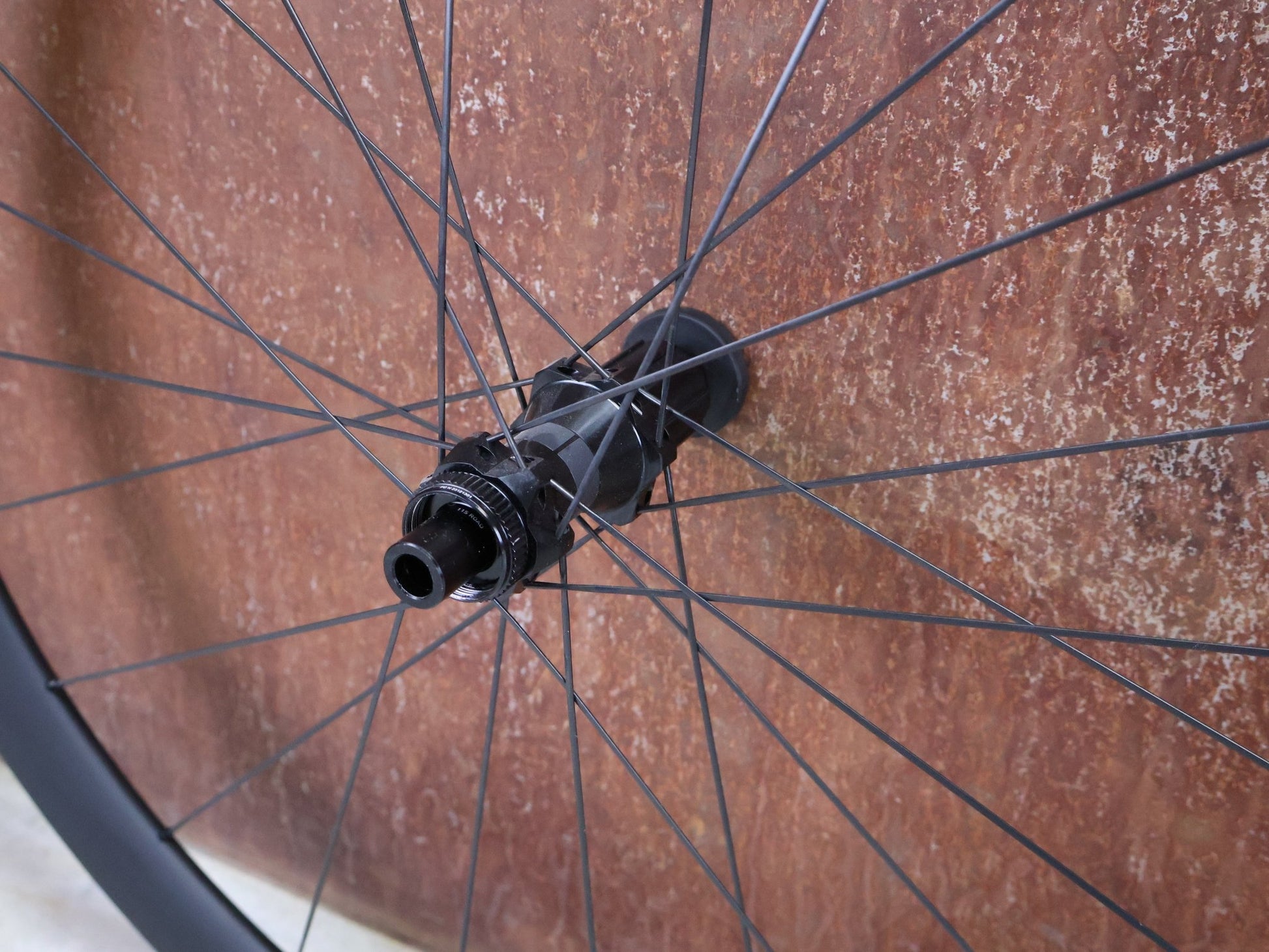 Laufrad/Laufradsatz von Bontrager, BONTRAGER AEOLUS PRO 37 TLR LAUFRADSATZ DISC vor USEDBIKES - OB.DE Hintergrund