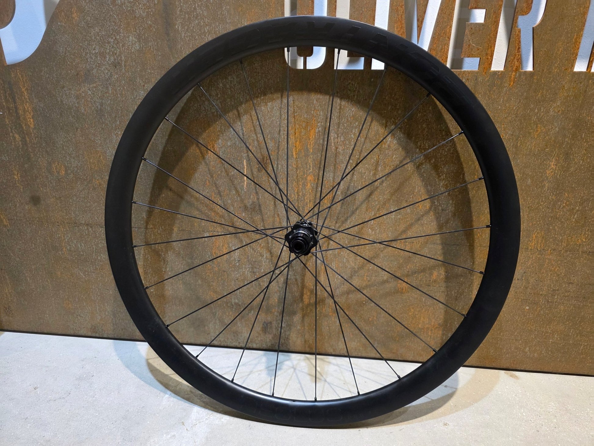 Laufrad/Laufradsatz von Bontrager, BONTRAGER AEOLUS PRO 37 TLR LAUFRADSATZ DISC vor USEDBIKES - OB.DE Hintergrund