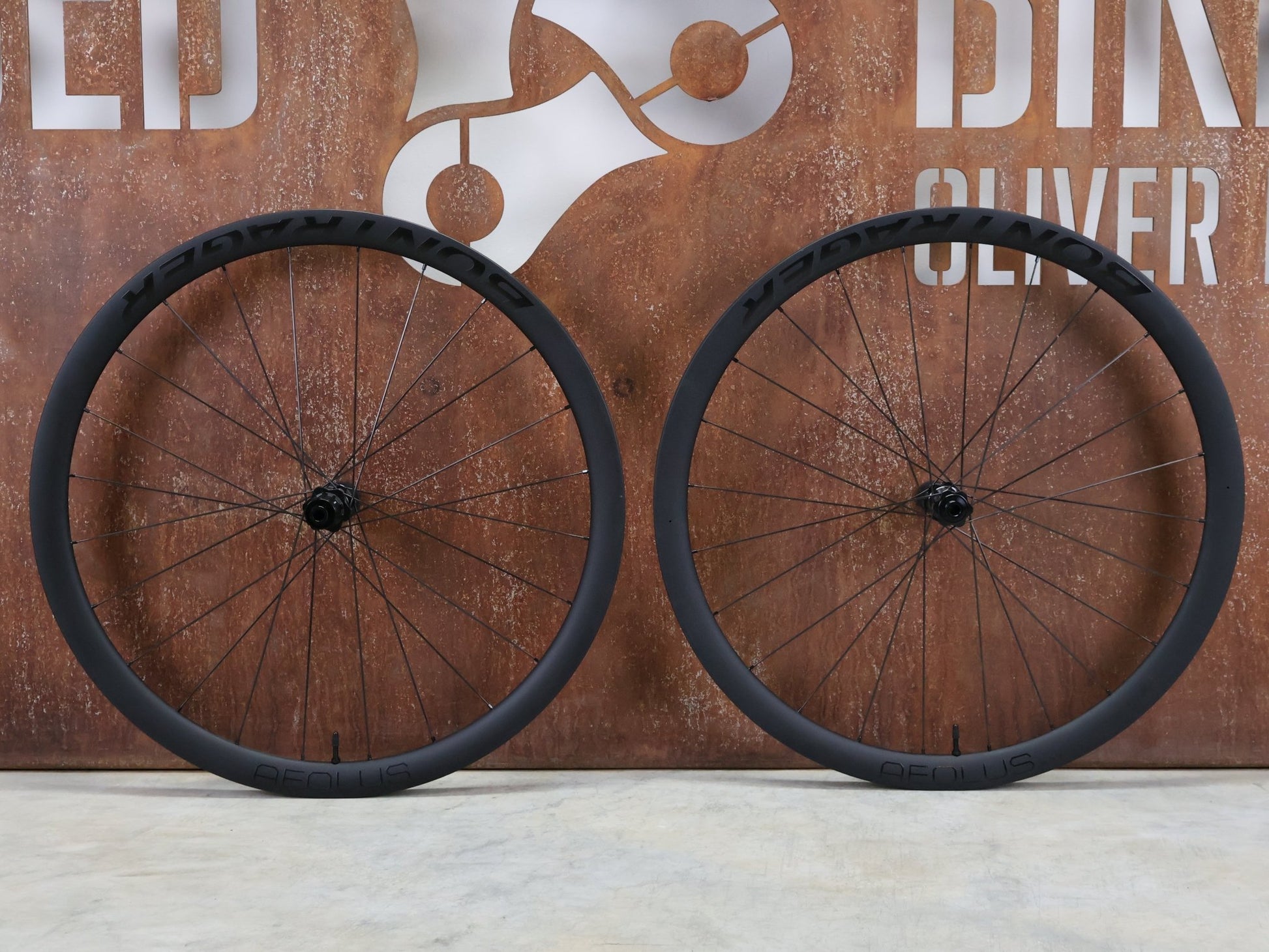 Laufrad/Laufradsatz von Bontrager, BONTRAGER AEOLUS PRO 37 TLR LAUFRADSATZ DISC vor USEDBIKES - OB.DE Hintergrund