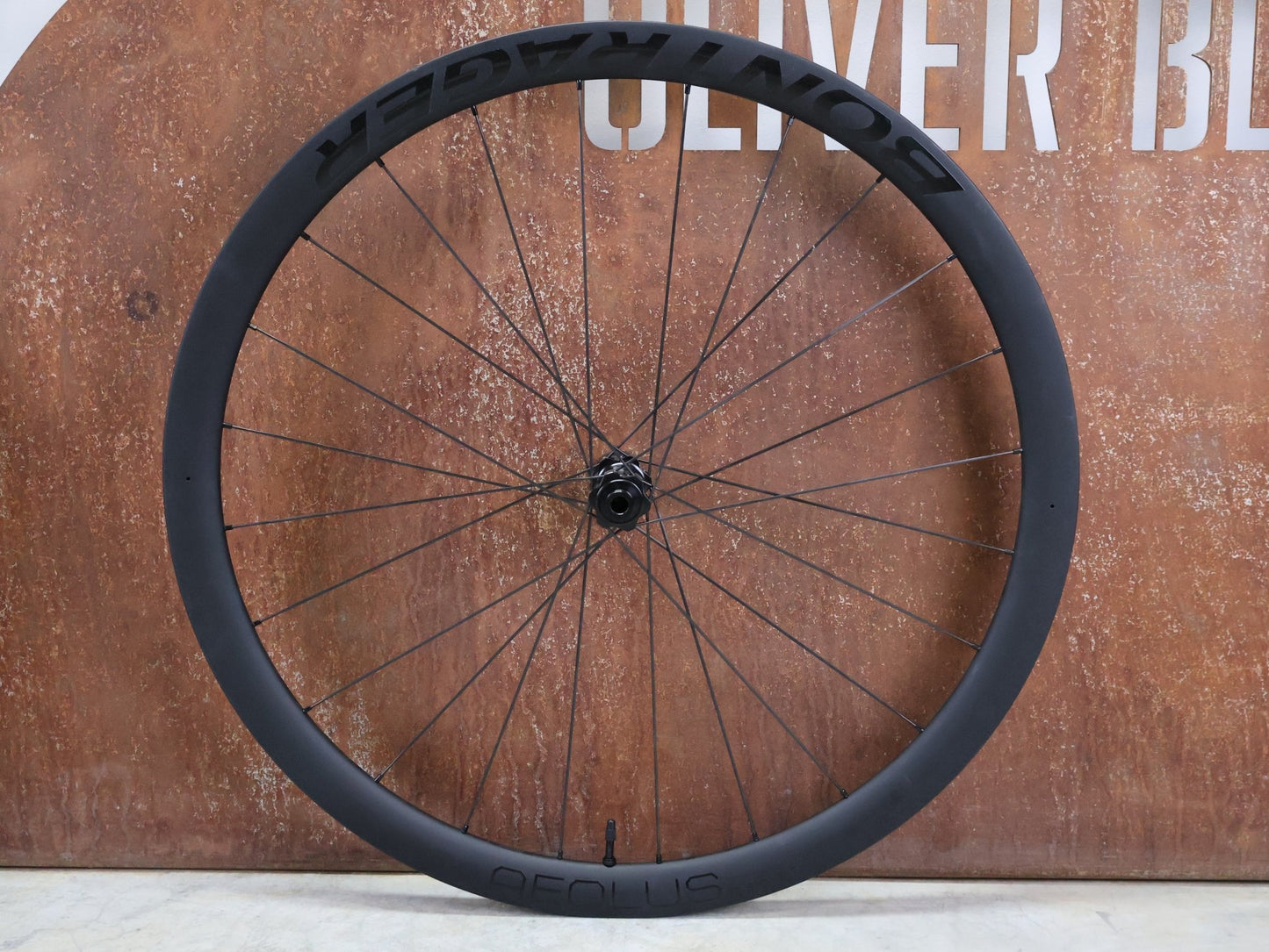 Laufrad/Laufradsatz von Bontrager, BONTRAGER AEOLUS PRO 37 TLR LAUFRADSATZ DISC vor USEDBIKES - OB.DE Hintergrund