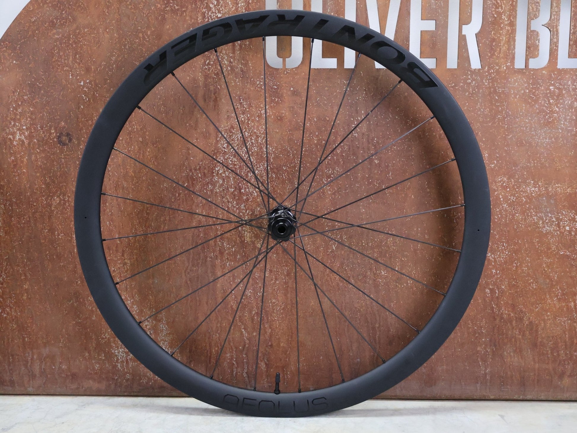 Laufrad/Laufradsatz von Bontrager, BONTRAGER AEOLUS PRO 37 TLR LAUFRADSATZ DISC vor USEDBIKES - OB.DE Hintergrund