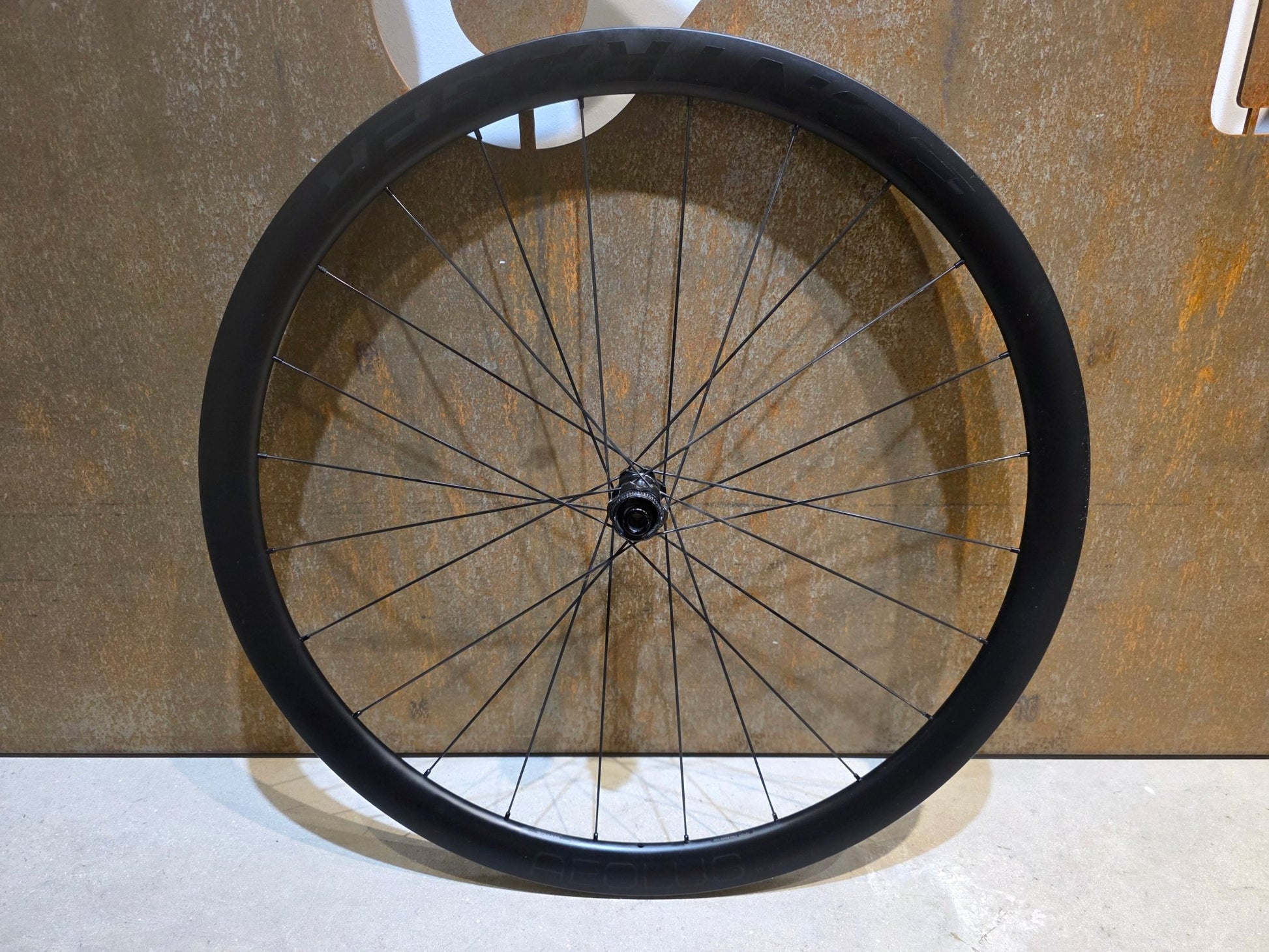 Laufrad/Laufradsatz von Bontrager, BONTRAGER AEOLUS PRO 37 TLR LAUFRADSATZ DISC vor USEDBIKES - OB.DE Hintergrund