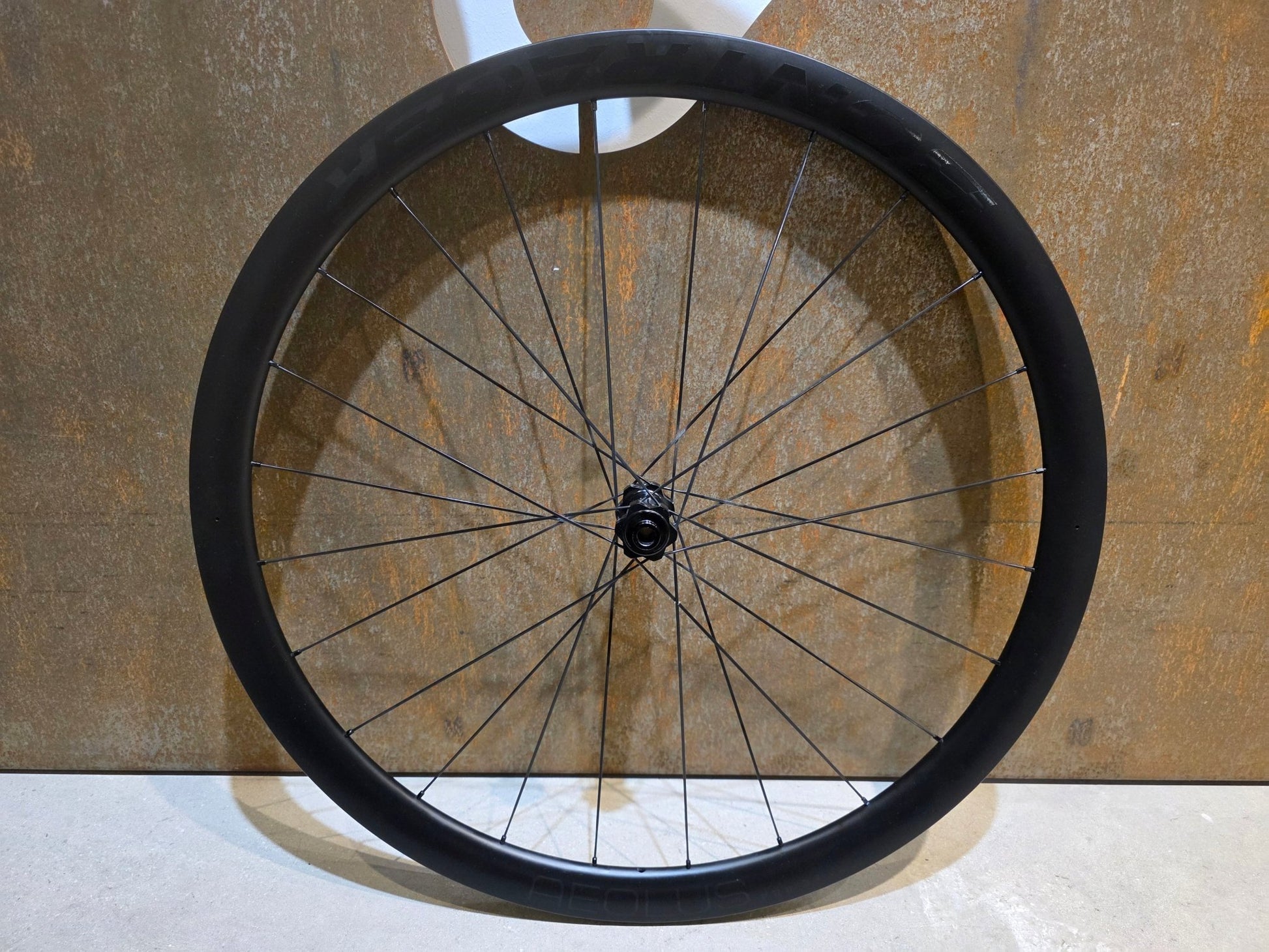 Laufrad/Laufradsatz von Bontrager, BONTRAGER AEOLUS PRO 37 TLR LAUFRADSATZ DISC vor USEDBIKES - OB.DE Hintergrund