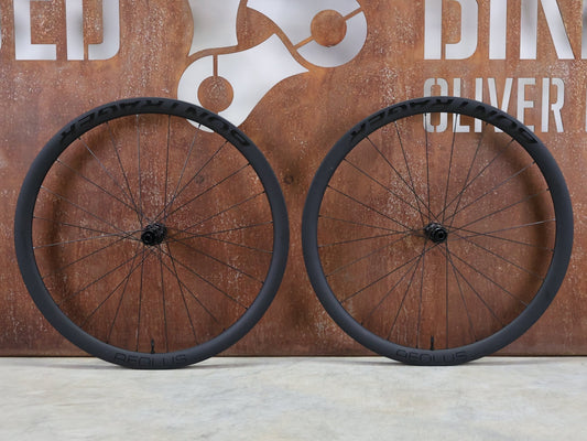 Laufrad/Laufradsatz von Bontrager, BONTRAGER AEOLUS PRO 37 TLR LAUFRADSATZ DISC vor USEDBIKES - OB.DE Hintergrund