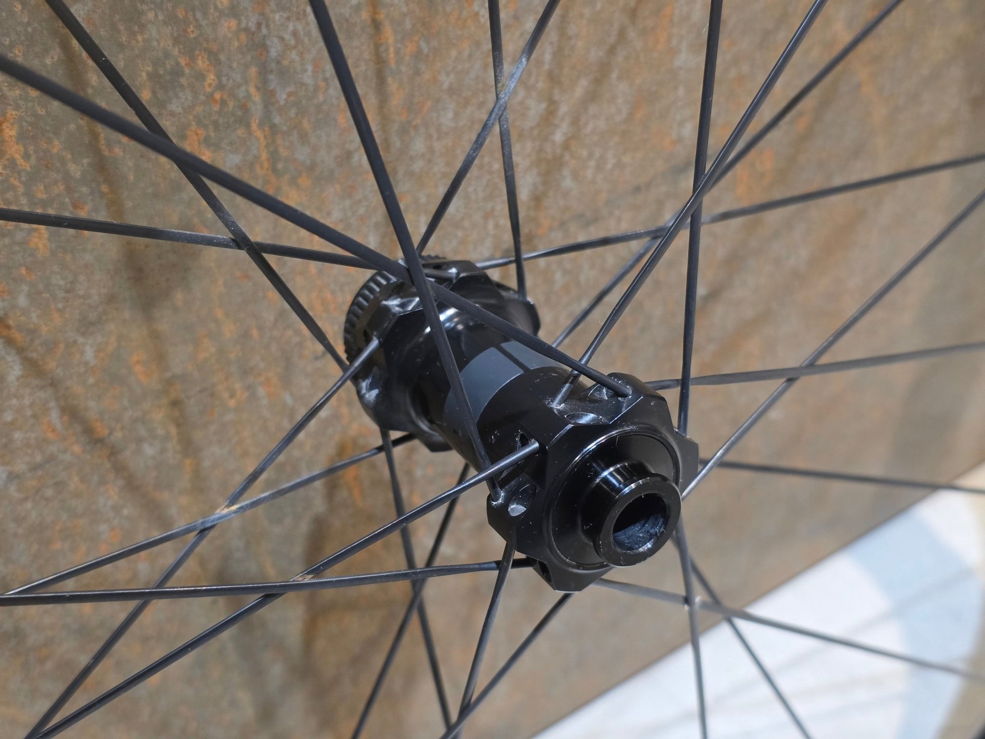 Laufrad/Laufradsatz von Bontrager, BONTRAGER AEOLUS PRO 37 TLR LAUFRADSATZ DISC vor USEDBIKES - OB.DE Hintergrund