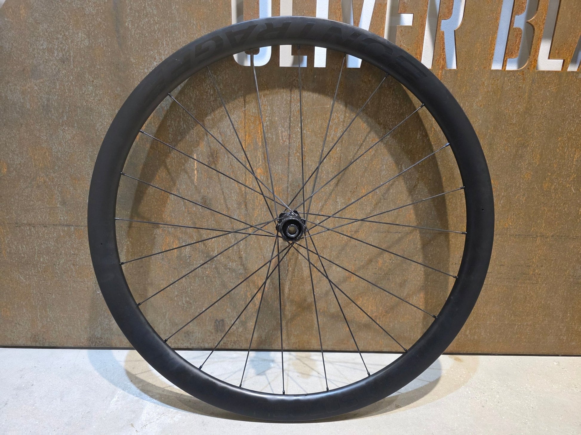 Laufrad/Laufradsatz von Bontrager, BONTRAGER AEOLUS PRO 37 TLR LAUFRADSATZ DISC vor USEDBIKES - OB.DE Hintergrund
