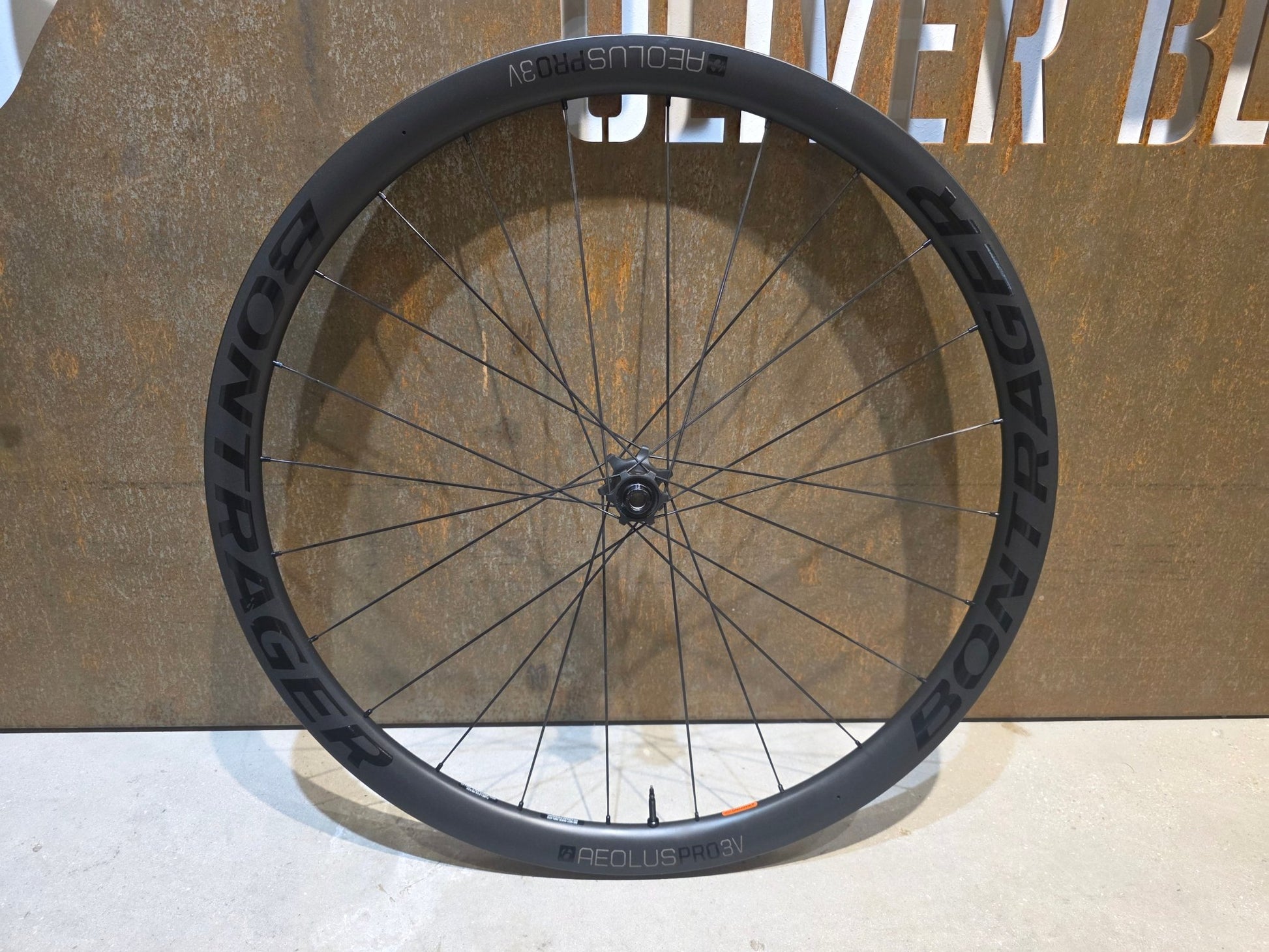 Laufrad/Laufradsatz von Bontrager, BONTRAGER AEOLUS PRO 3V LAUFRADSATZ DISC vor USEDBIKES - OB.DE Hintergrund