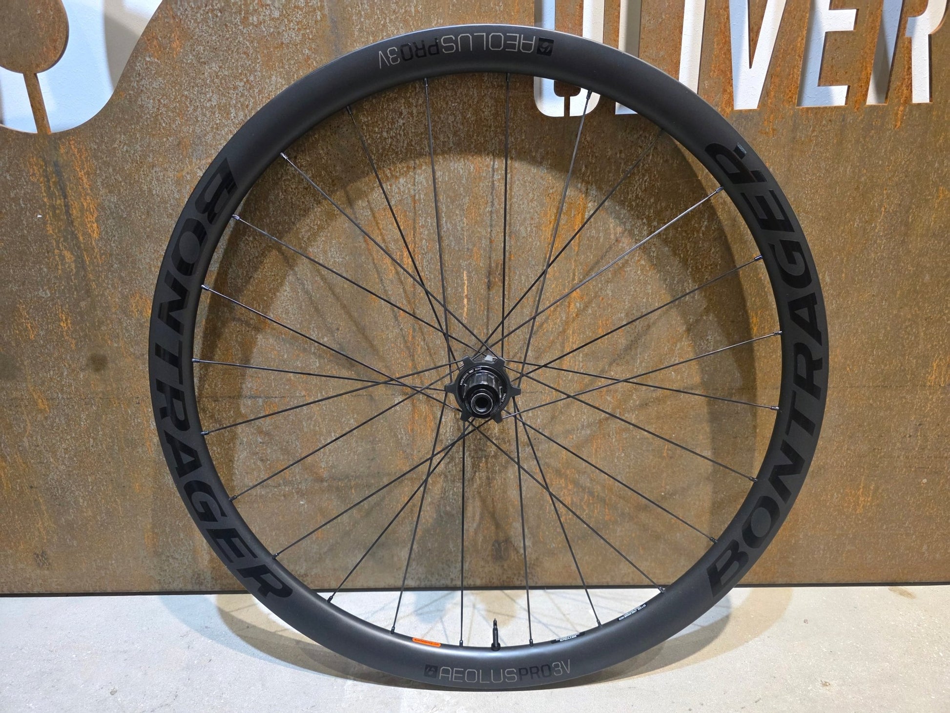 Laufrad/Laufradsatz von Bontrager, BONTRAGER AEOLUS PRO 3V LAUFRADSATZ DISC vor USEDBIKES - OB.DE Hintergrund