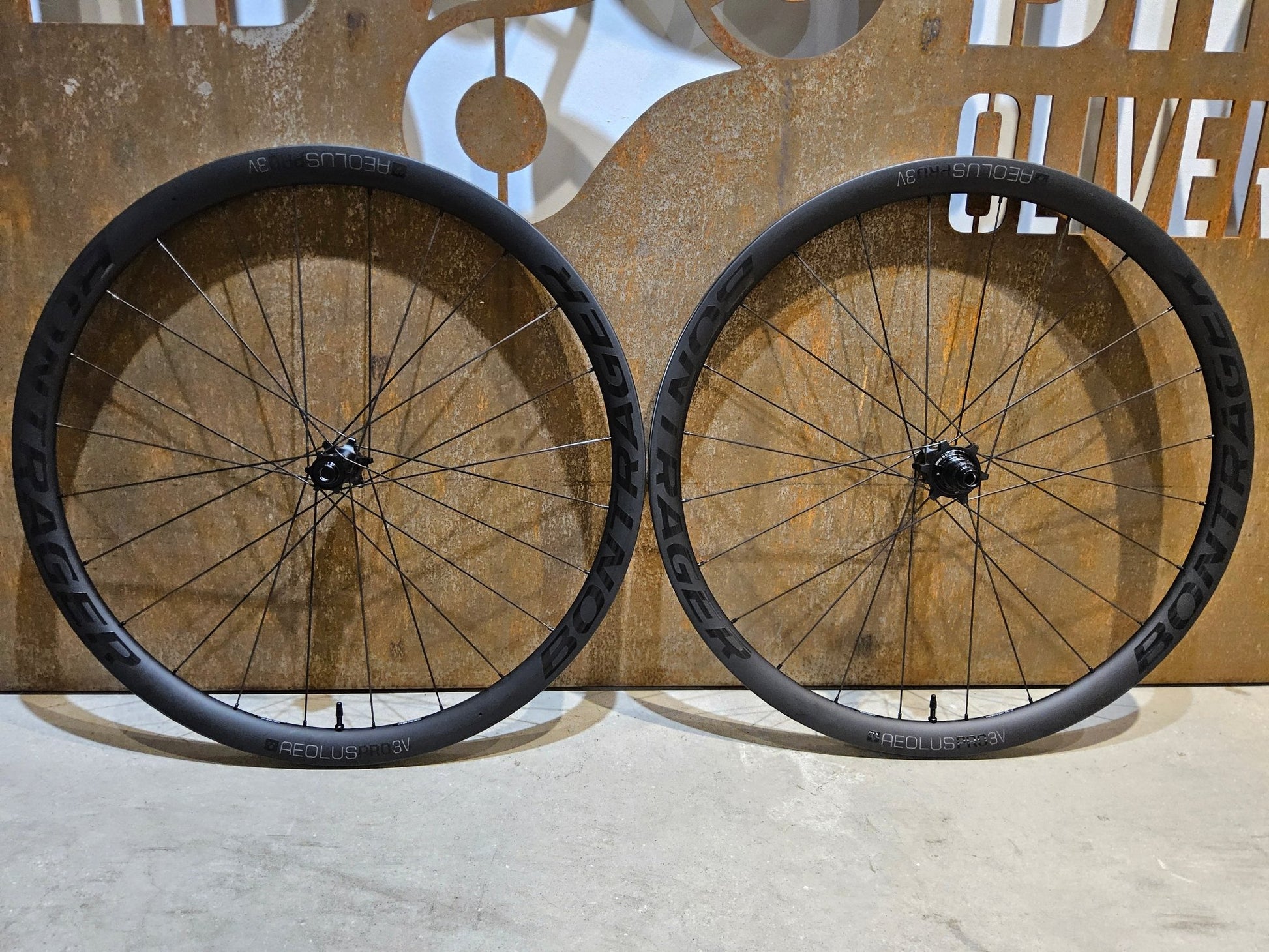 Laufrad/Laufradsatz von Bontrager, BONTRAGER AEOLUS PRO 3V LAUFRADSATZ DISC vor USEDBIKES - OB.DE Hintergrund