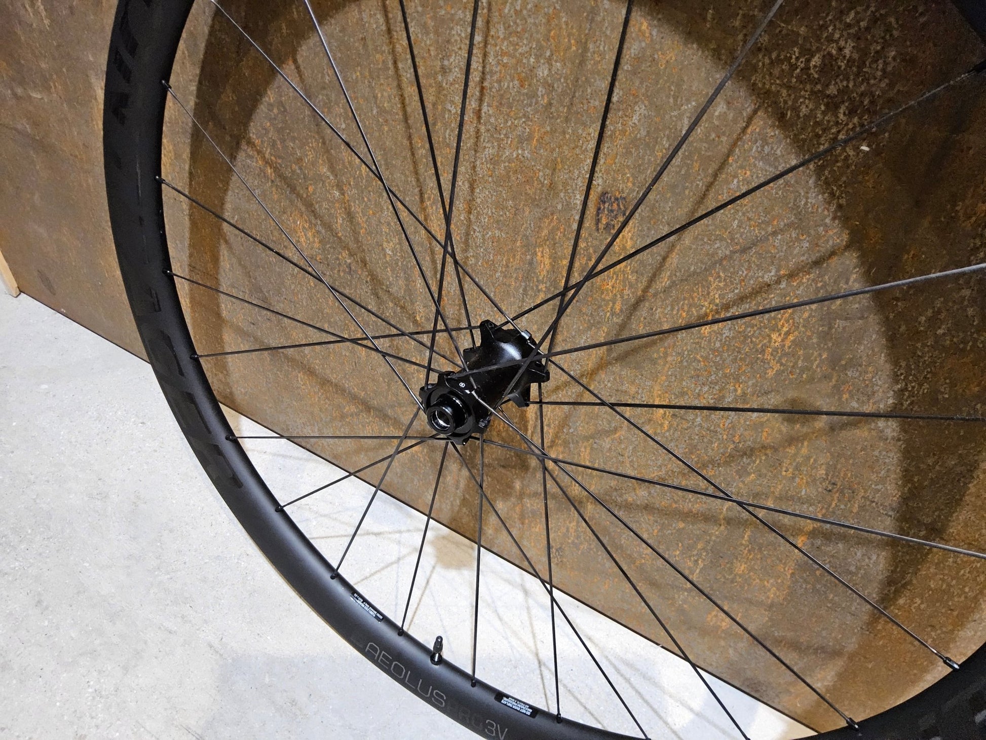 Laufrad/Laufradsatz von Bontrager, BONTRAGER AEOLUS PRO 3V LAUFRADSATZ DISC vor USEDBIKES - OB.DE Hintergrund