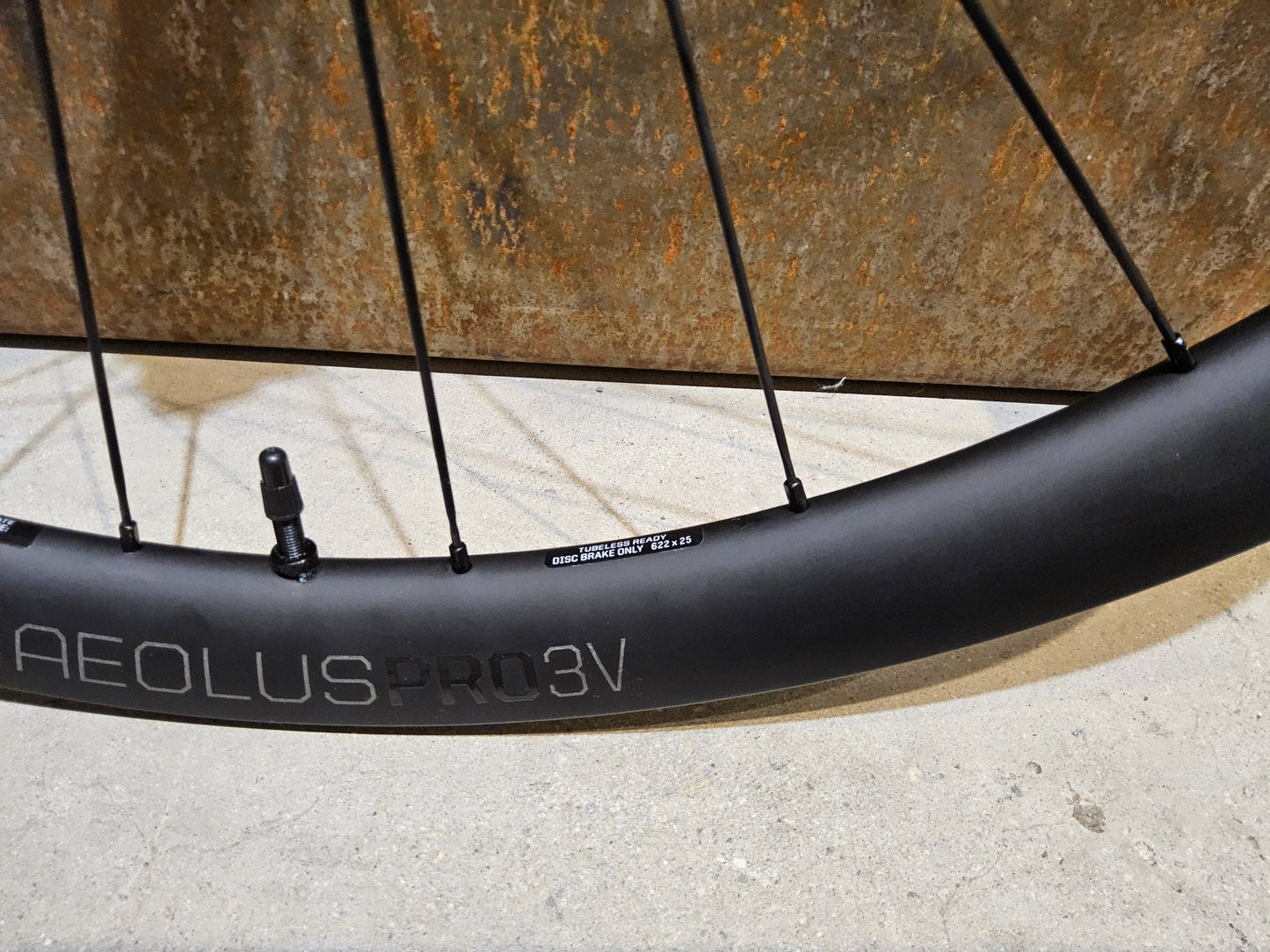 Laufrad/Laufradsatz von Bontrager, BONTRAGER AEOLUS PRO 3V LAUFRADSATZ DISC vor USEDBIKES - OB.DE Hintergrund