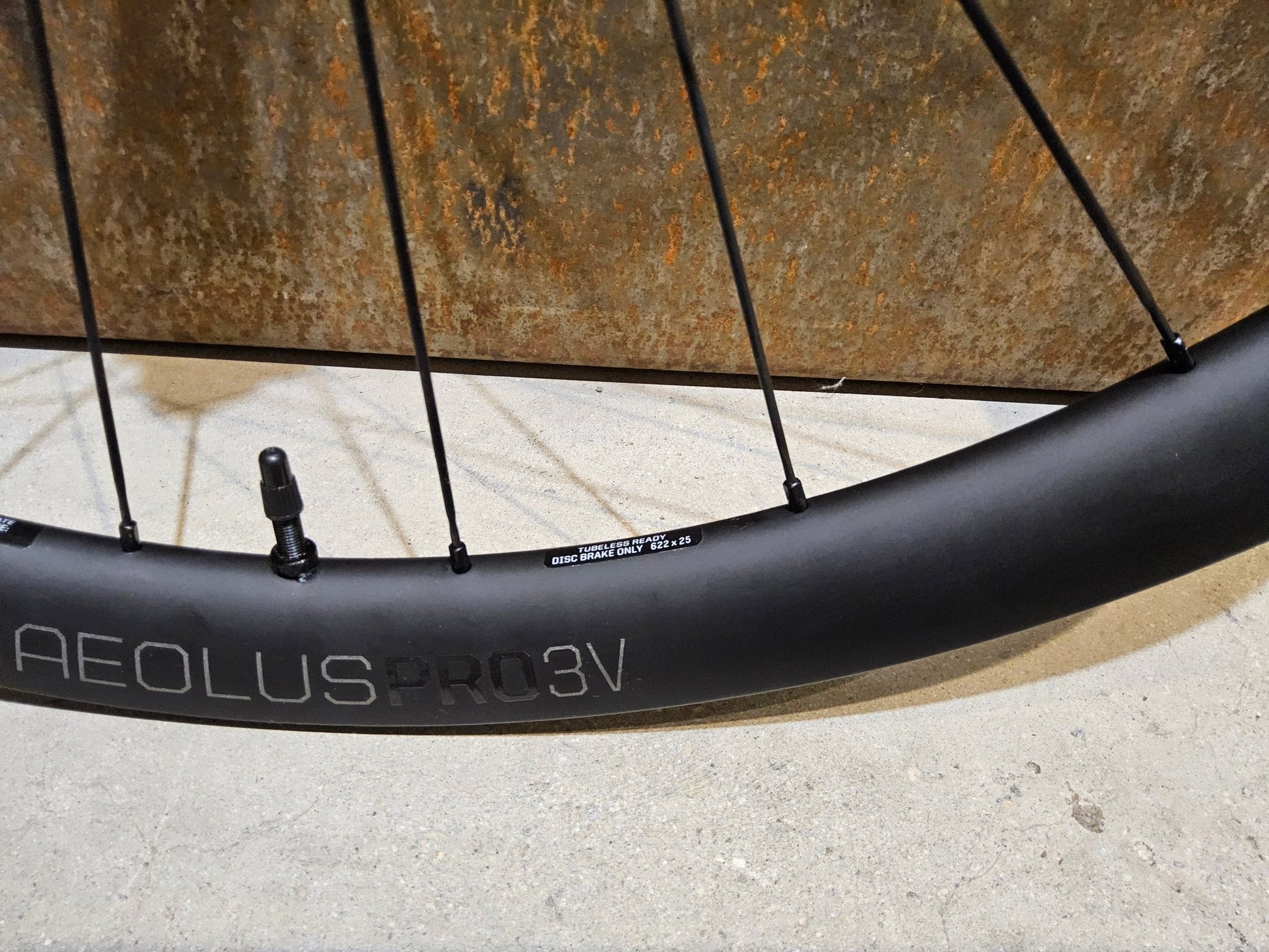 Laufrad/Laufradsatz von Bontrager, BONTRAGER AEOLUS PRO 3V LAUFRADSATZ DISC vor USEDBIKES - OB.DE Hintergrund