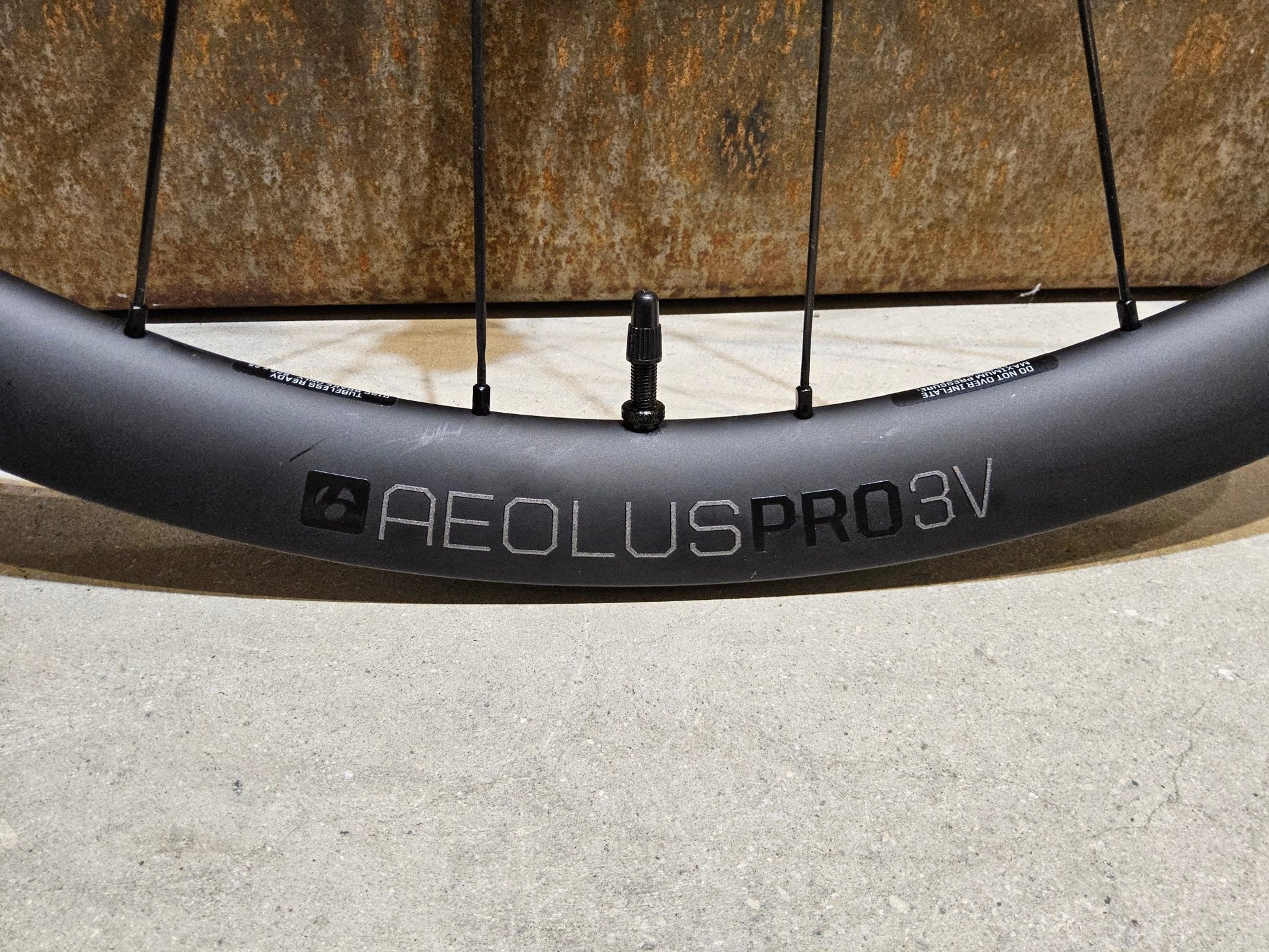 Laufrad/Laufradsatz von Bontrager, BONTRAGER AEOLUS PRO 3V LAUFRADSATZ DISC vor USEDBIKES - OB.DE Hintergrund