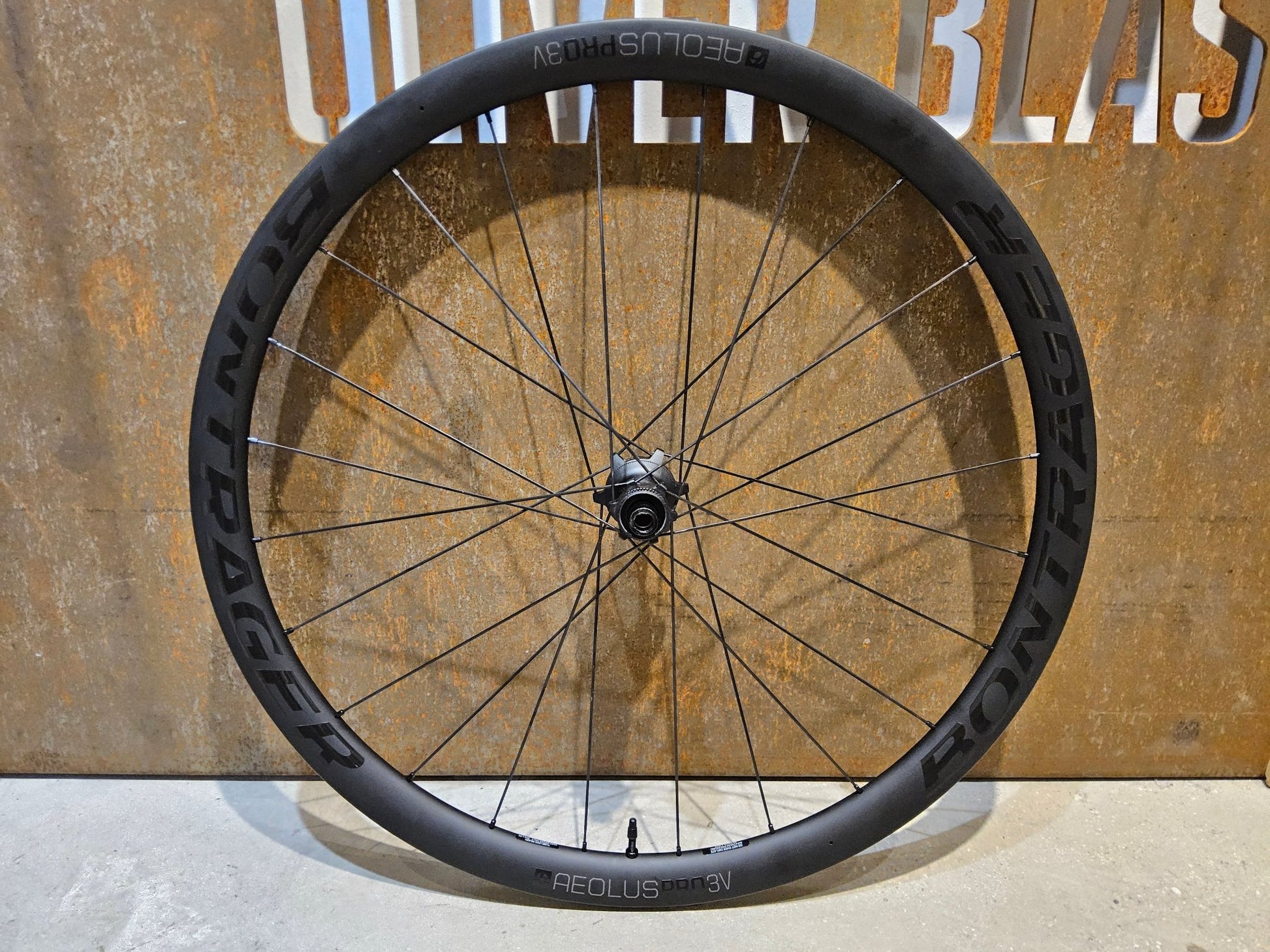 Laufrad/Laufradsatz von Bontrager, BONTRAGER AEOLUS PRO 3V LAUFRADSATZ DISC vor USEDBIKES - OB.DE Hintergrund