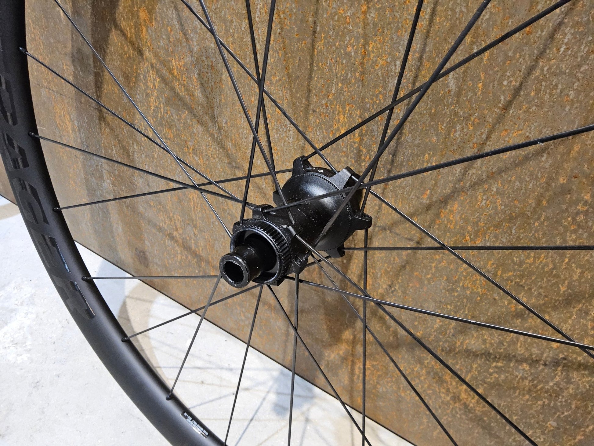 Laufrad/Laufradsatz von Bontrager, BONTRAGER AEOLUS PRO 3V LAUFRADSATZ DISC vor USEDBIKES - OB.DE Hintergrund