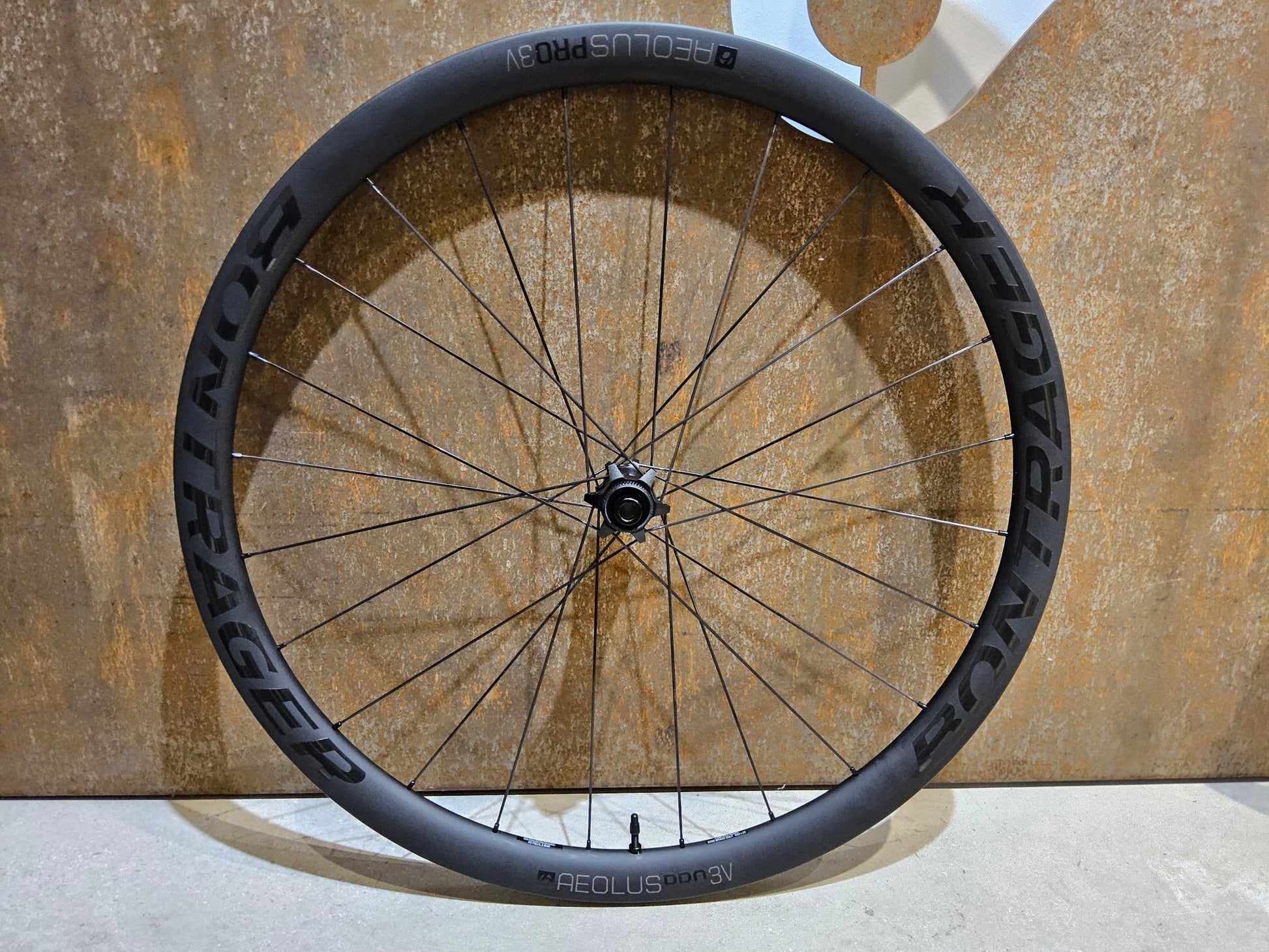 Laufrad/Laufradsatz von Bontrager, BONTRAGER AEOLUS PRO 3V LAUFRADSATZ DISC vor USEDBIKES - OB.DE Hintergrund