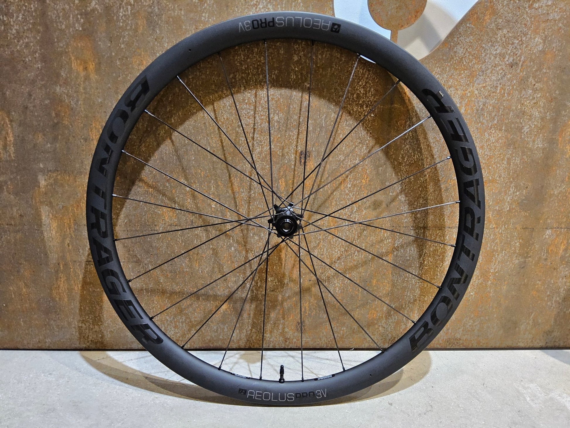 Laufrad/Laufradsatz von Bontrager, BONTRAGER AEOLUS PRO 3V LAUFRADSATZ DISC vor USEDBIKES - OB.DE Hintergrund
