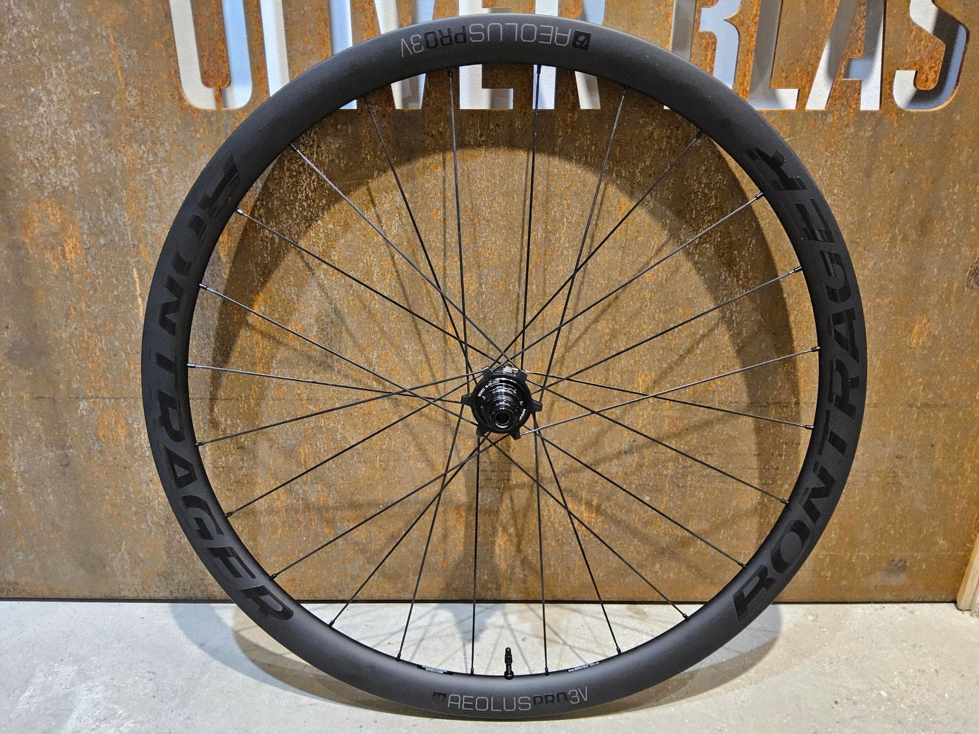 Laufrad/Laufradsatz von Bontrager, BONTRAGER AEOLUS PRO 3V LAUFRADSATZ DISC vor USEDBIKES - OB.DE Hintergrund