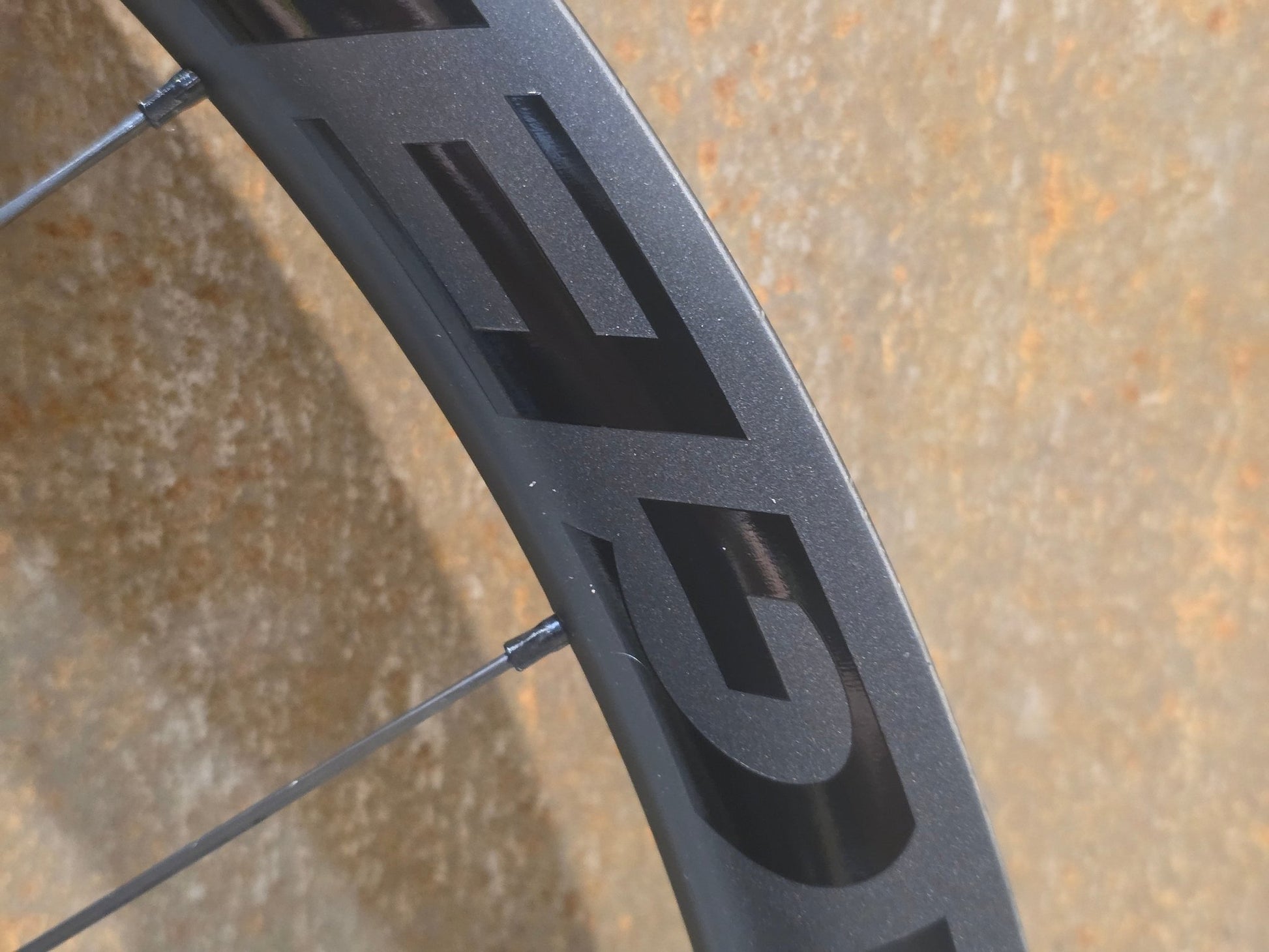 Laufrad/Laufradsatz von Bontrager, BONTRAGER AEOLUS PRO 3V LAUFRADSATZ DISC vor USEDBIKES - OB.DE Hintergrund