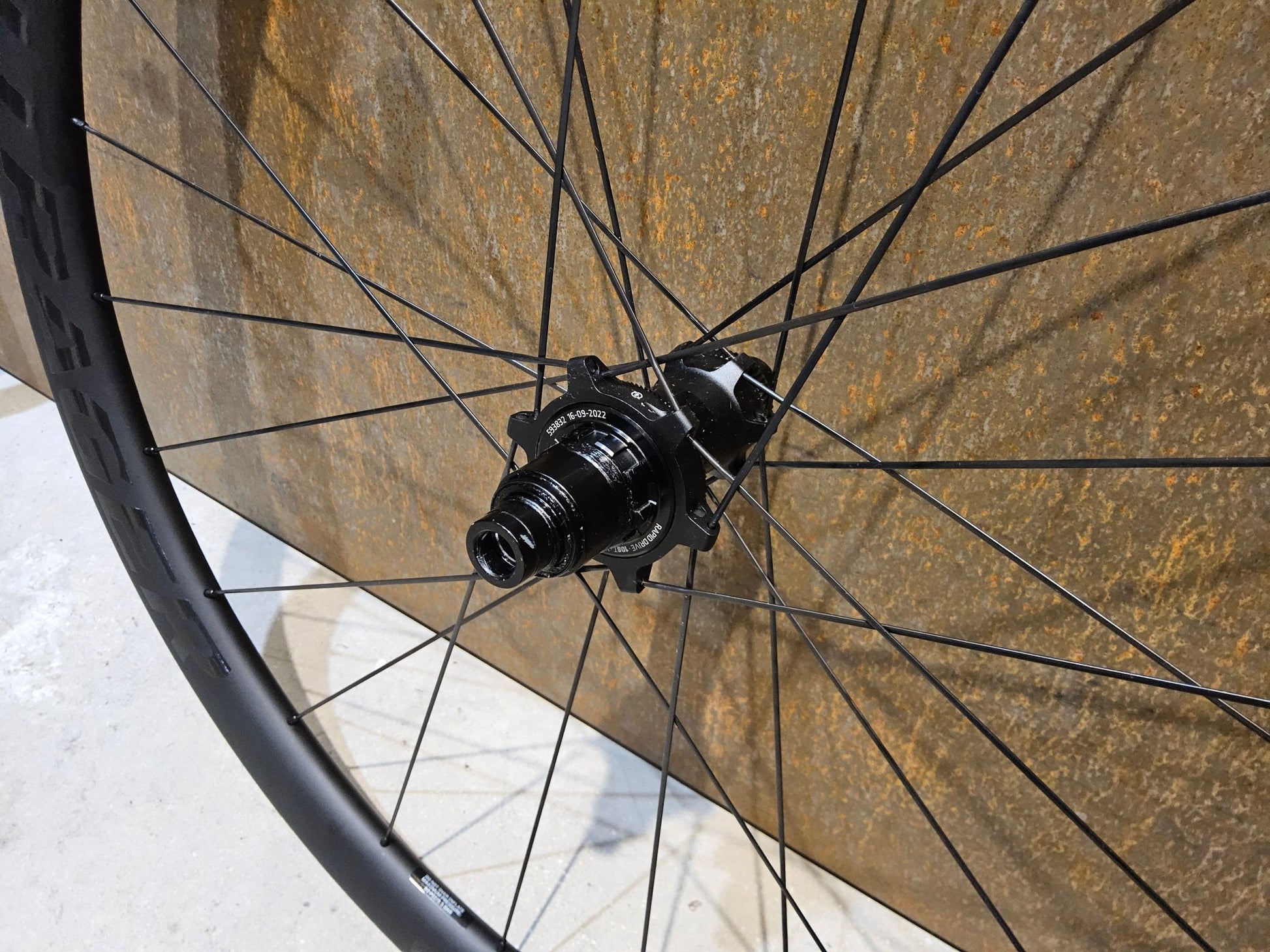 Laufrad/Laufradsatz von Bontrager, BONTRAGER AEOLUS PRO 3V LAUFRADSATZ DISC vor USEDBIKES - OB.DE Hintergrund