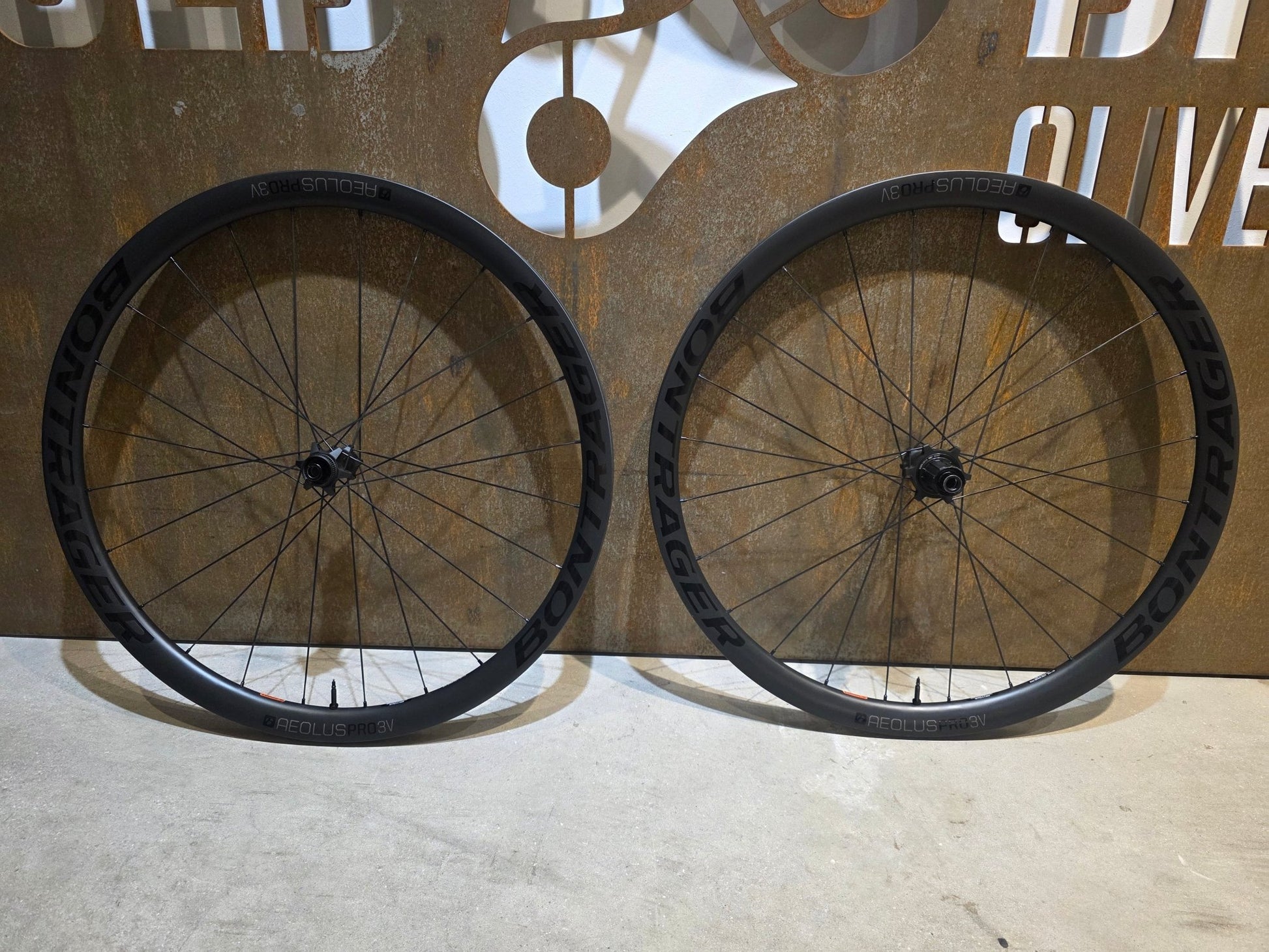 Laufrad/Laufradsatz von Bontrager, BONTRAGER AEOLUS PRO 3V LAUFRADSATZ DISC vor USEDBIKES - OB.DE Hintergrund