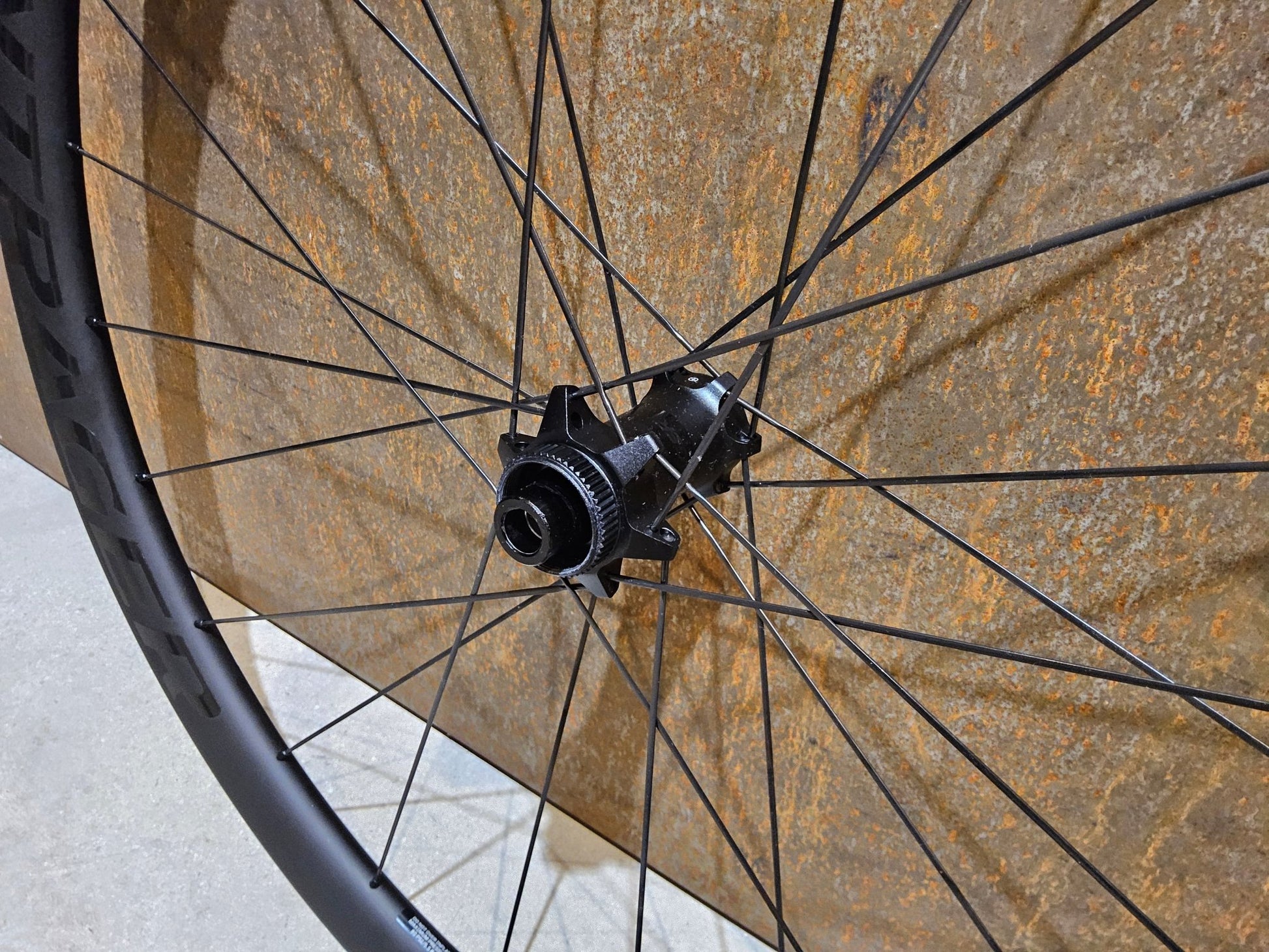 Laufrad/Laufradsatz von Bontrager, BONTRAGER AEOLUS PRO 3V LAUFRADSATZ DISC vor USEDBIKES - OB.DE Hintergrund