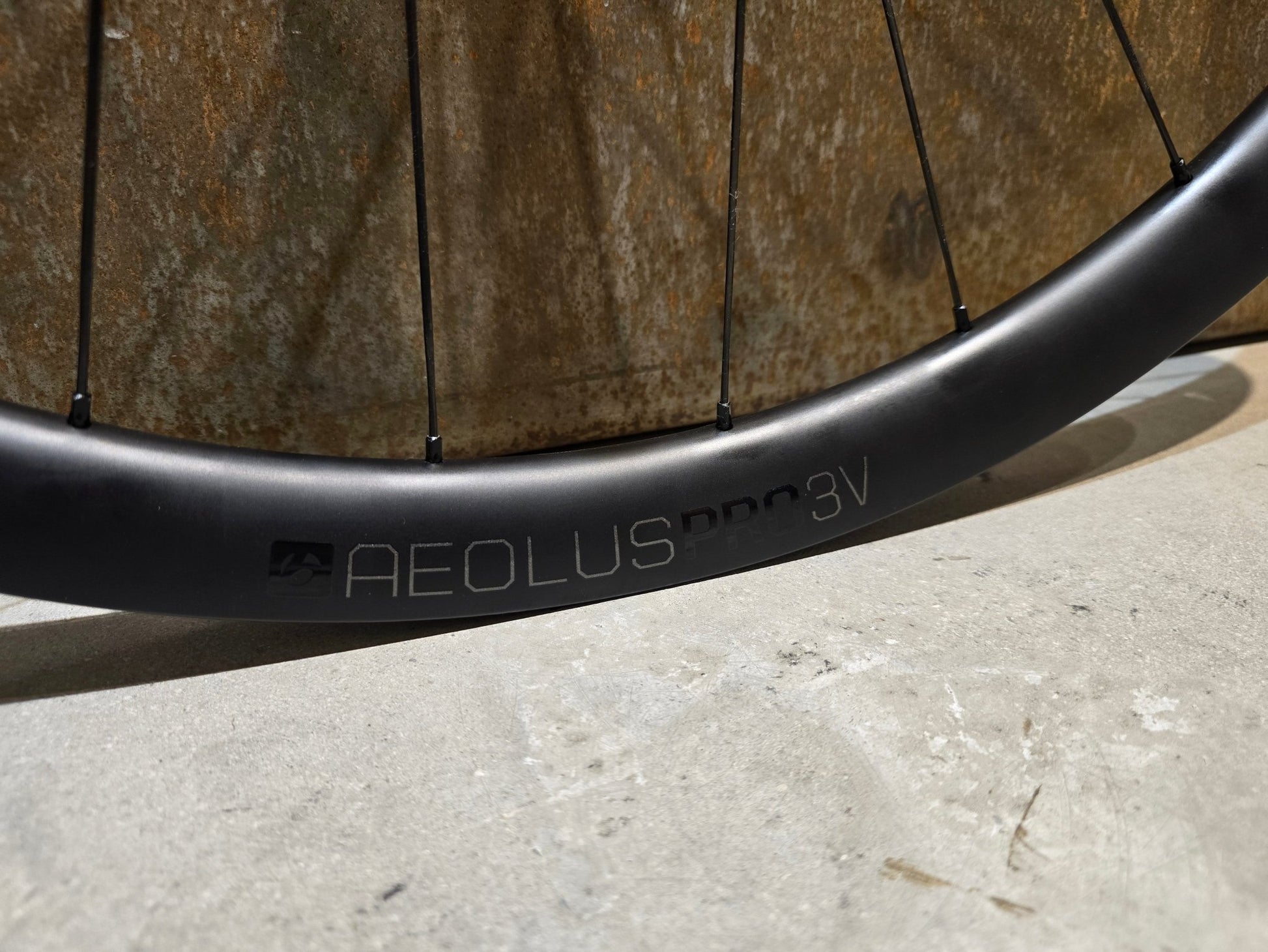 Laufrad/Laufradsatz von Bontrager, BONTRAGER AEOLUS PRO 3V TLR BOOST / 1046190 / HINTERRAD DISC in variant_title vor USEDBIKES - OB.DE Hintergrund