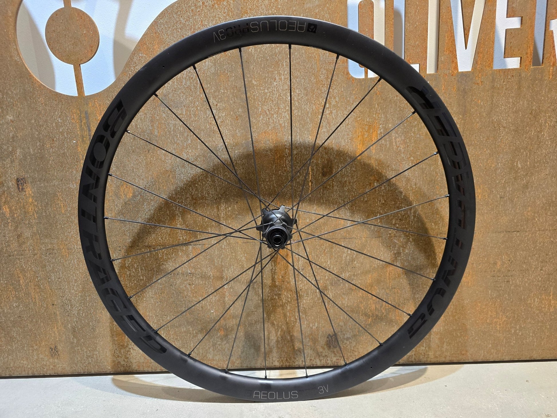 Laufrad/Laufradsatz von Bontrager, BONTRAGER AEOLUS PRO 3V TLR BOOST / 1046190 / HINTERRAD DISC in variant_title vor USEDBIKES - OB.DE Hintergrund