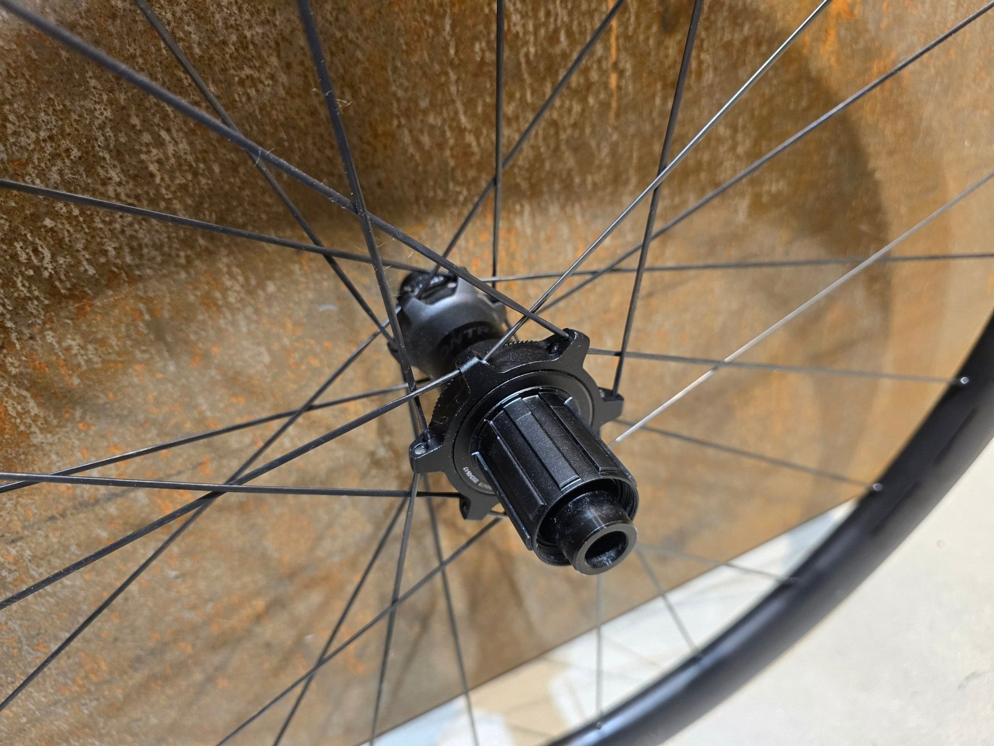 Laufrad/Laufradsatz von Bontrager, BONTRAGER AEOLUS PRO 3V TLR BOOST / 1046190 / HINTERRAD DISC in variant_title vor USEDBIKES - OB.DE Hintergrund