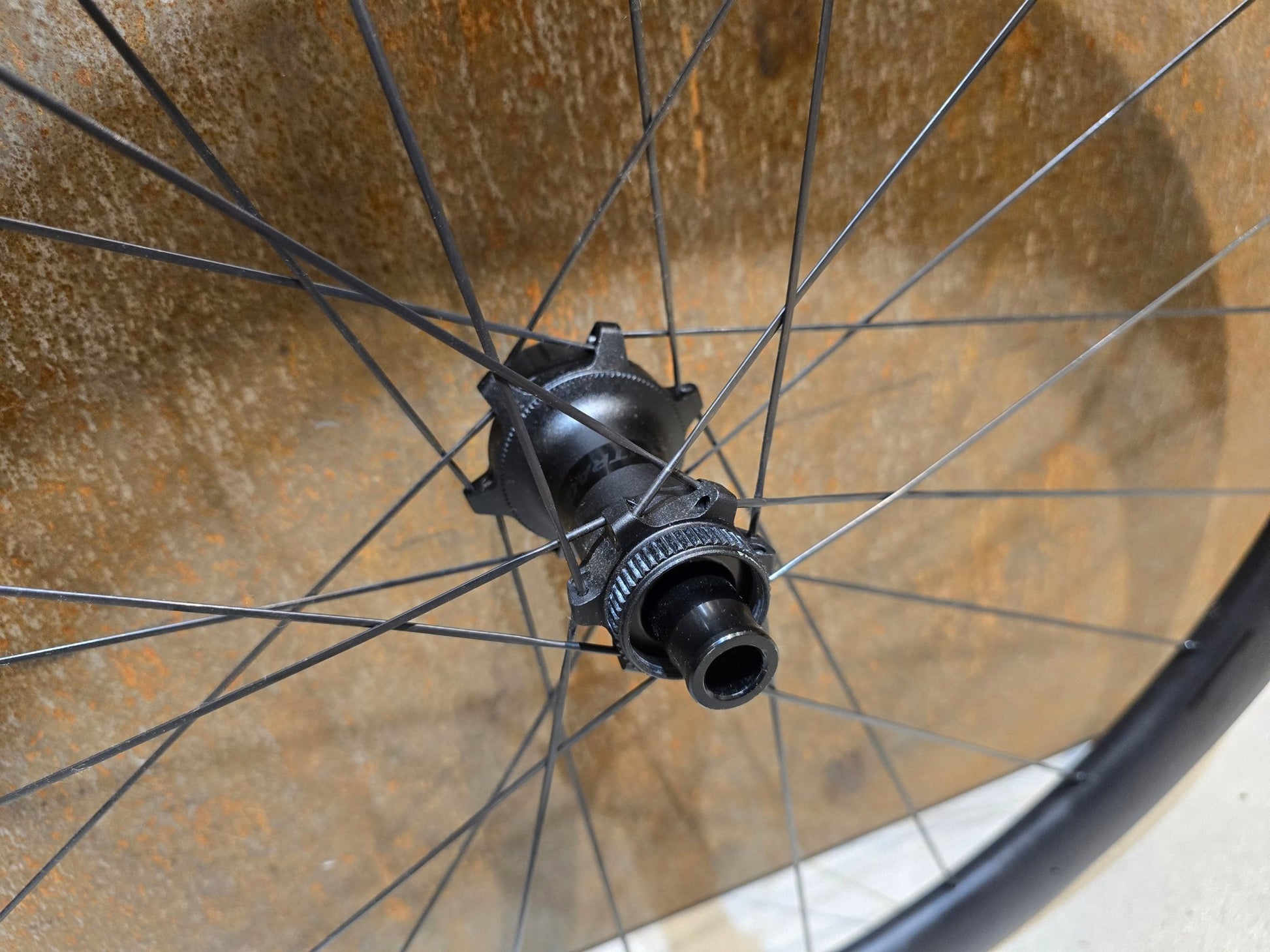 Laufrad/Laufradsatz von Bontrager, BONTRAGER AEOLUS PRO 3V TLR BOOST / 1046190 / HINTERRAD DISC in variant_title vor USEDBIKES - OB.DE Hintergrund