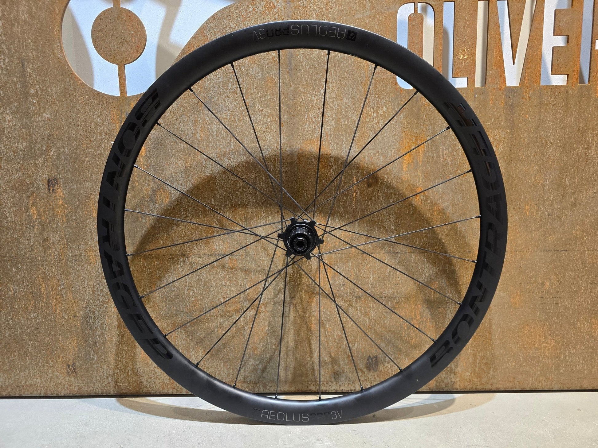 Laufrad/Laufradsatz von Bontrager, BONTRAGER AEOLUS PRO 3V TLR BOOST / 1046190 / HINTERRAD DISC in variant_title vor USEDBIKES - OB.DE Hintergrund