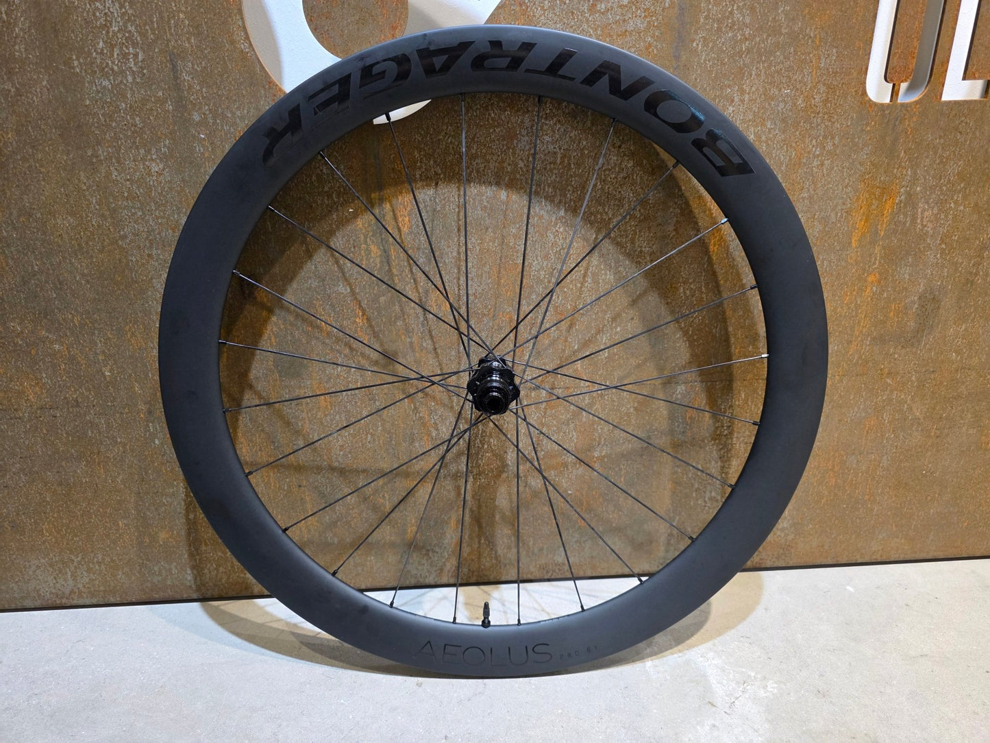 Laufrad/Laufradsatz von Bontrager, BONTRAGER AEOLUS PRO 51 TLR LAUFRADSATZ DISC vor USEDBIKES - OB.DE Hintergrund