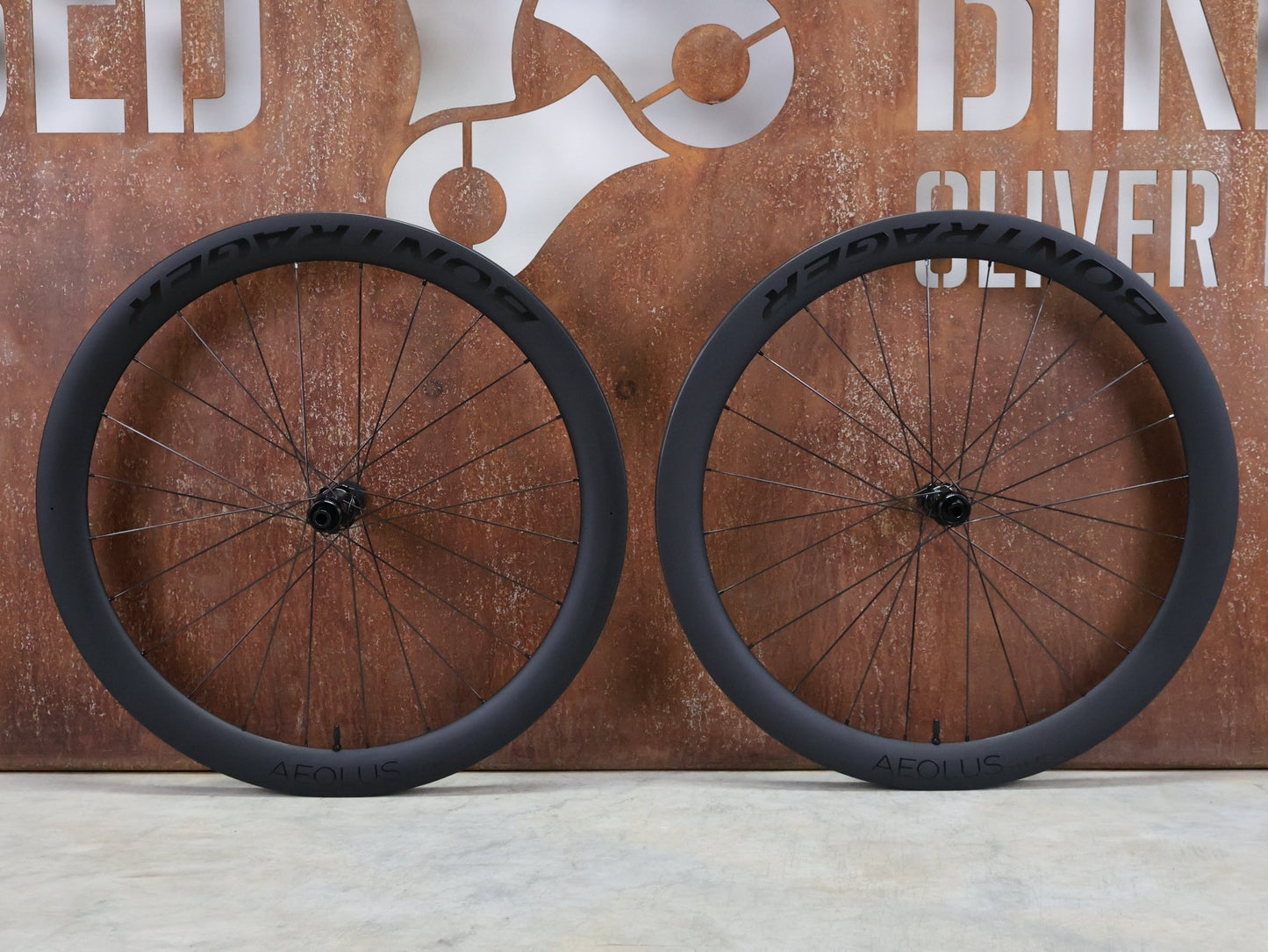 Laufrad/Laufradsatz von Bontrager, BONTRAGER AEOLUS PRO 51 TLR LAUFRADSATZ DISC vor USEDBIKES - OB.DE Hintergrund