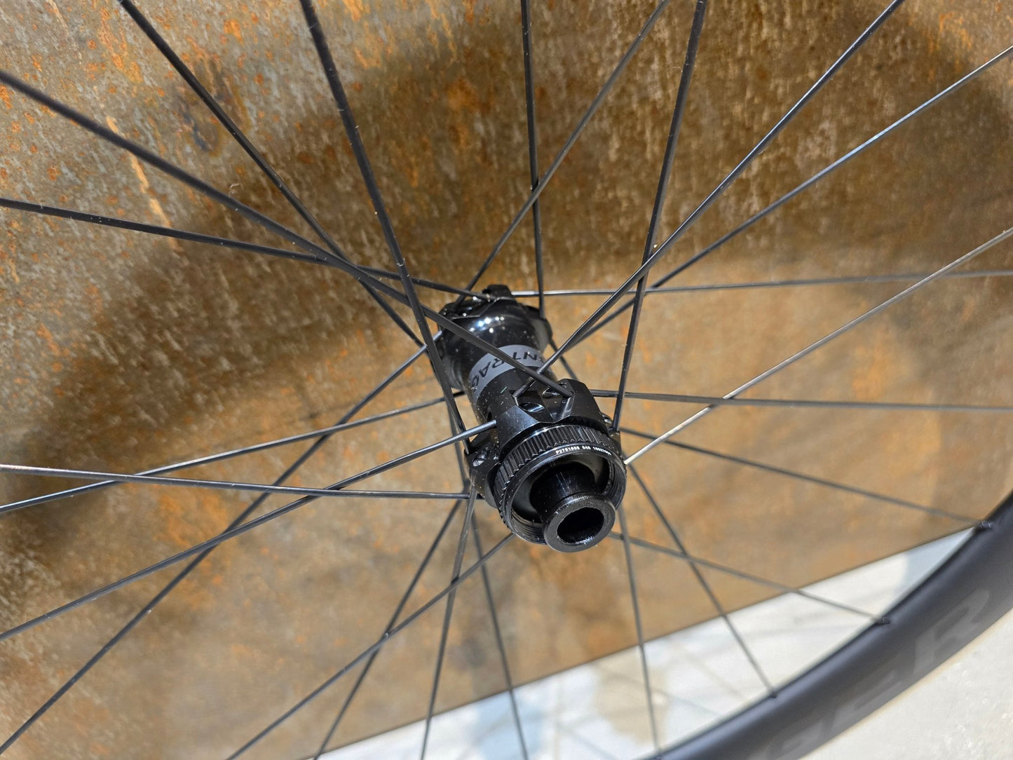 Laufrad/Laufradsatz von Bontrager, BONTRAGER AEOLUS PRO 51 TLR LAUFRADSATZ DISC vor USEDBIKES - OB.DE Hintergrund
