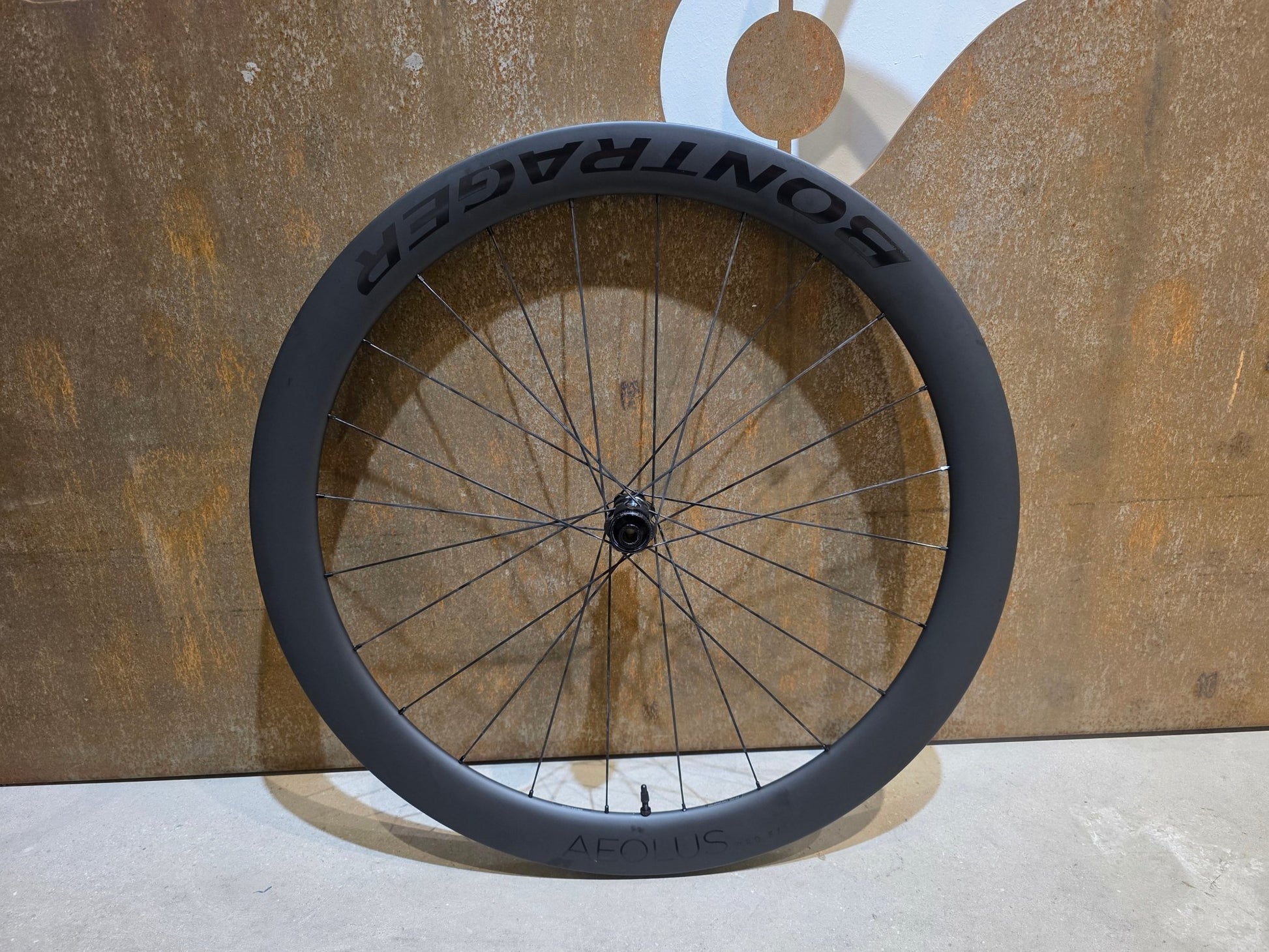 Laufrad/Laufradsatz von Bontrager, BONTRAGER AEOLUS PRO 51 TLR LAUFRADSATZ DISC vor USEDBIKES - OB.DE Hintergrund