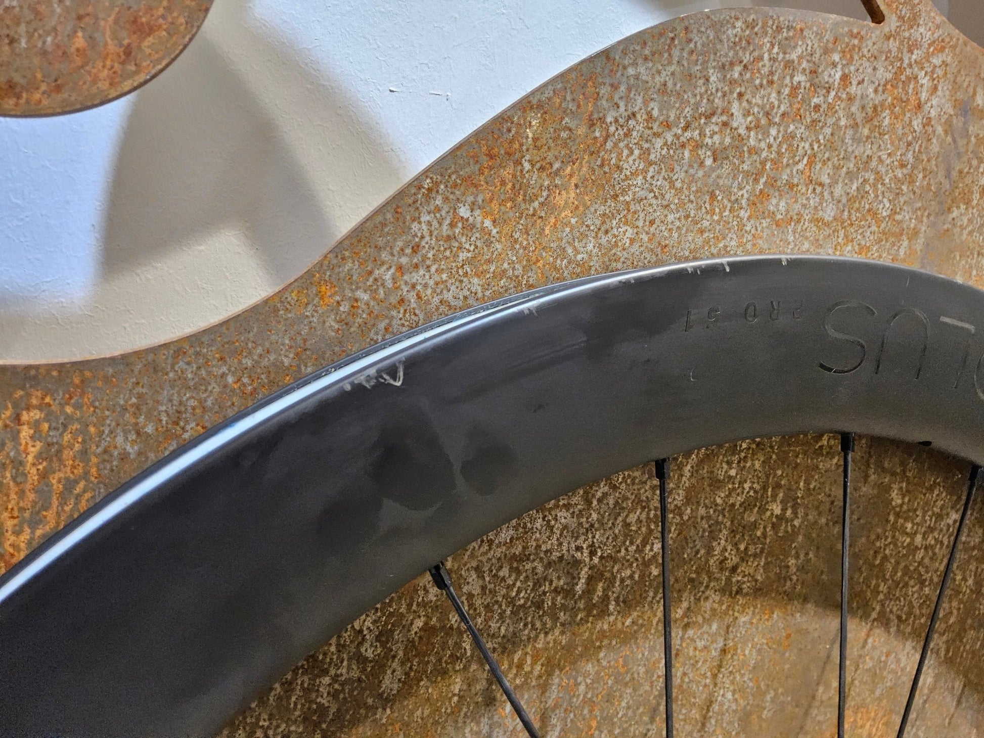 Laufrad/Laufradsatz von Bontrager, BONTRAGER AEOLUS PRO 51 TLR LAUFRADSATZ DISC vor USEDBIKES - OB.DE Hintergrund
