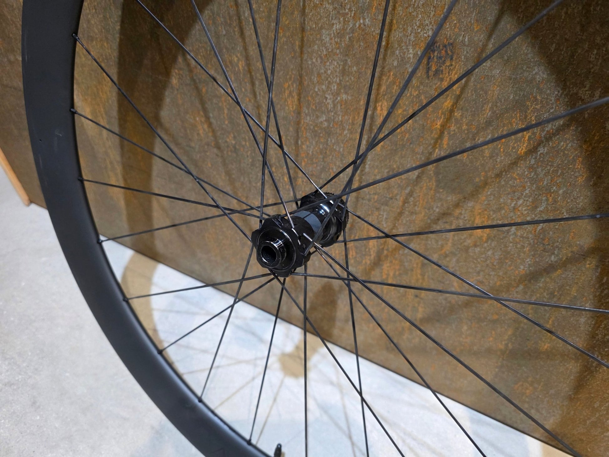 Laufrad/Laufradsatz von Bontrager, BONTRAGER AEOLUS PRO 51 TLR LAUFRADSATZ DISC vor USEDBIKES - OB.DE Hintergrund