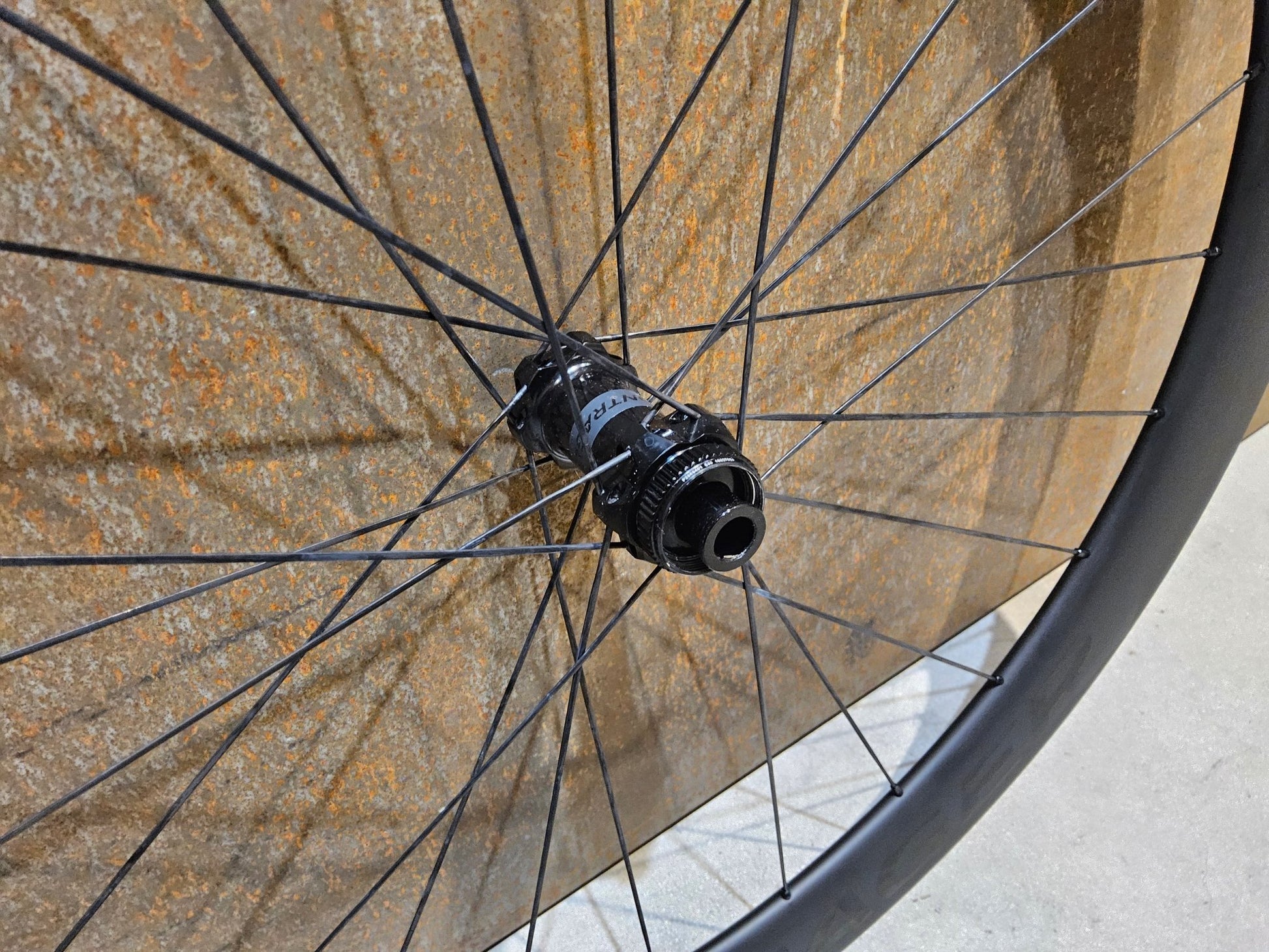 Laufrad/Laufradsatz von Bontrager, BONTRAGER AEOLUS PRO 51 TLR LAUFRADSATZ DISC vor USEDBIKES - OB.DE Hintergrund