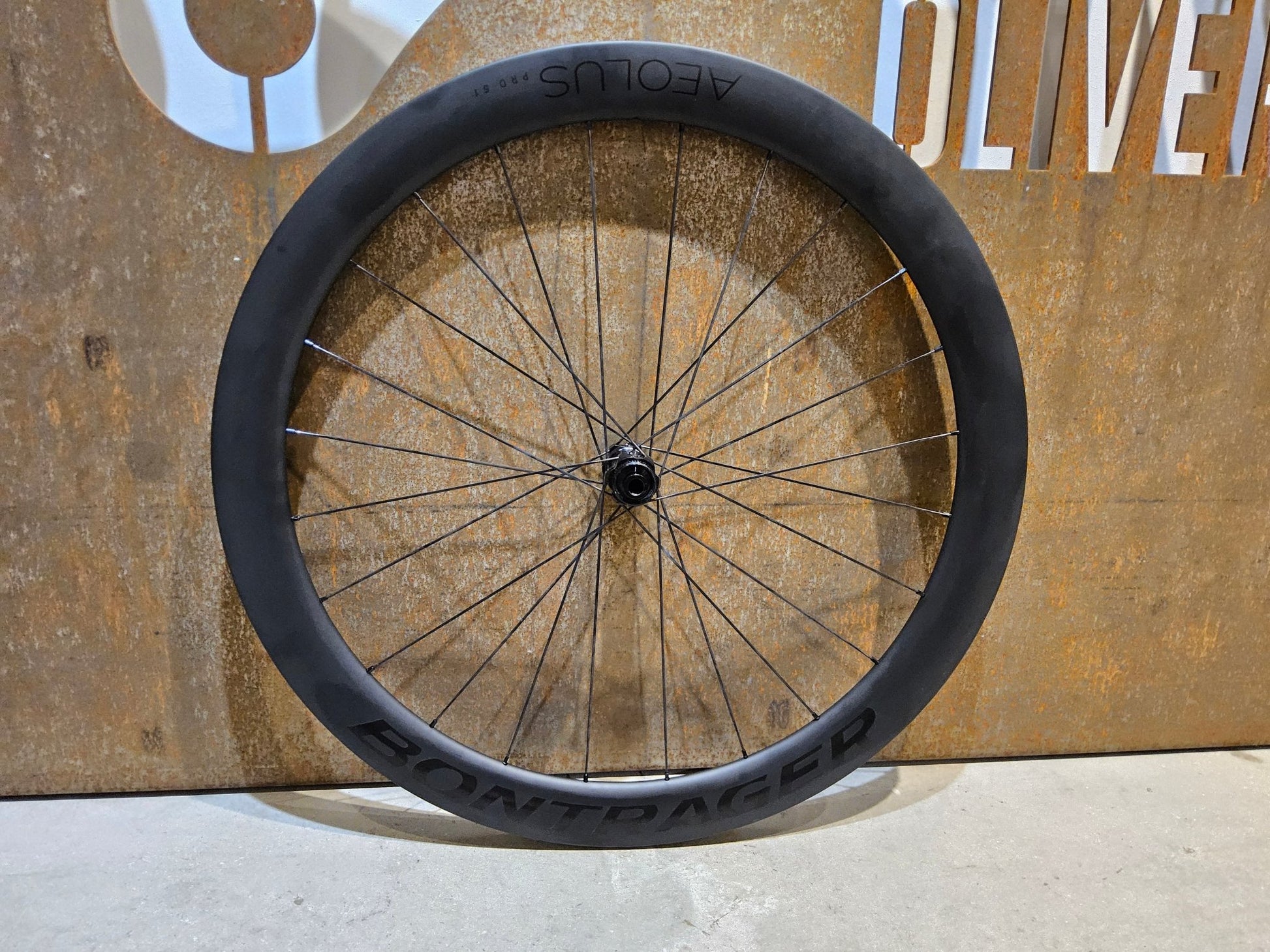 Laufrad/Laufradsatz von Bontrager, BONTRAGER AEOLUS PRO 51 TLR LAUFRADSATZ DISC vor USEDBIKES - OB.DE Hintergrund